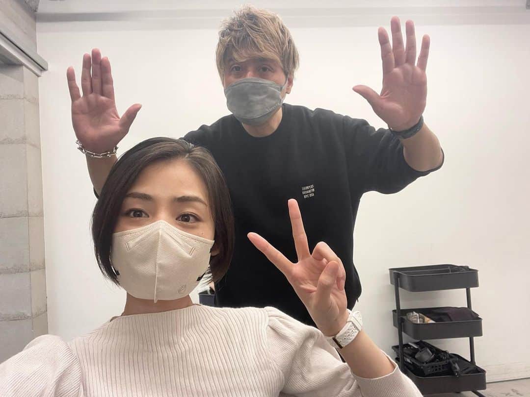 片山萌美のインスタグラム：「💚  とある事情で伸ばしてた髪を とある事情が違う事情になったので （笑） FONS'の堀川さんにお願いして カットしてもらった✂︎  この絶妙な髪の丸みや襟足ラインが 本当に素晴らし過ぎる😭🤍🤍🤍  いつも ありがとうございます🙏✨  #fons' @fons_hair   #堀川智明 さん @fons_horikawa   #青山 #表参道　 #moemikatayama」