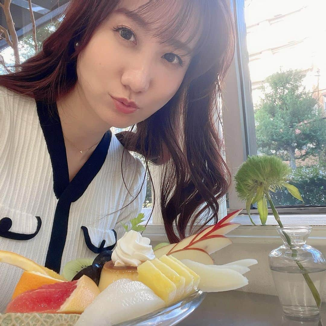 吉井明子さんのインスタグラム写真 - (吉井明子Instagram)「🍎🍮🍈  9月に京都へ行ったときの食いしん坊備忘録☺︎ @cricket_kyoto  フルーツパーラークリケットさんで プリンアラモード♡  東京の百貨店での催事ではフルーツサンドとグレープフルーツゼリーを必ず買うし、お取り寄せも時々する大好きなお店。  お店でしか食べられないメニューをと選んだら、フルーツの美味しさはもちろんプリンもとても美味しかった🍮  #フルーツパーラークリケット #cricket #プリンアラモード #🍮 #カフェ #平野神社 #京都 #kyoto #japan #京都旅 #travel #travelphotography #trip #オフショット #ワンピース #明さんぽ #気象予報士 #気象キャスター #weatherforecaster #기상캐스터　#氣象主播 #吉井明子  #smile #微笑 #미소　#senyum」10月30日 16時18分 - akiko_yoshii_sunny_rain