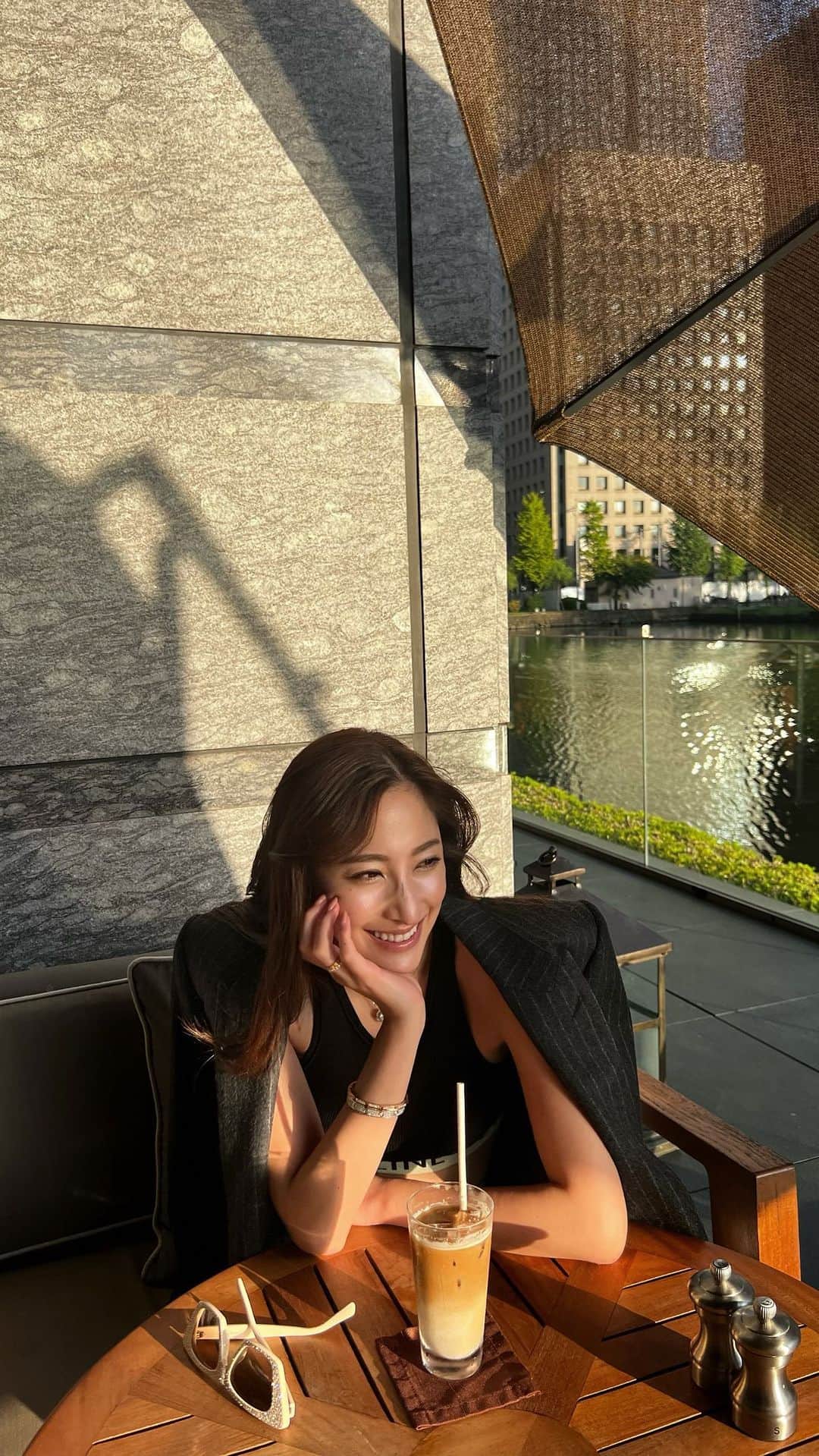 のインスタグラム：「パレスホテルのテラスは 気が良くて気持ちがいい😊☕️🌿  ポーズが古臭い😂🤣(三十路)」