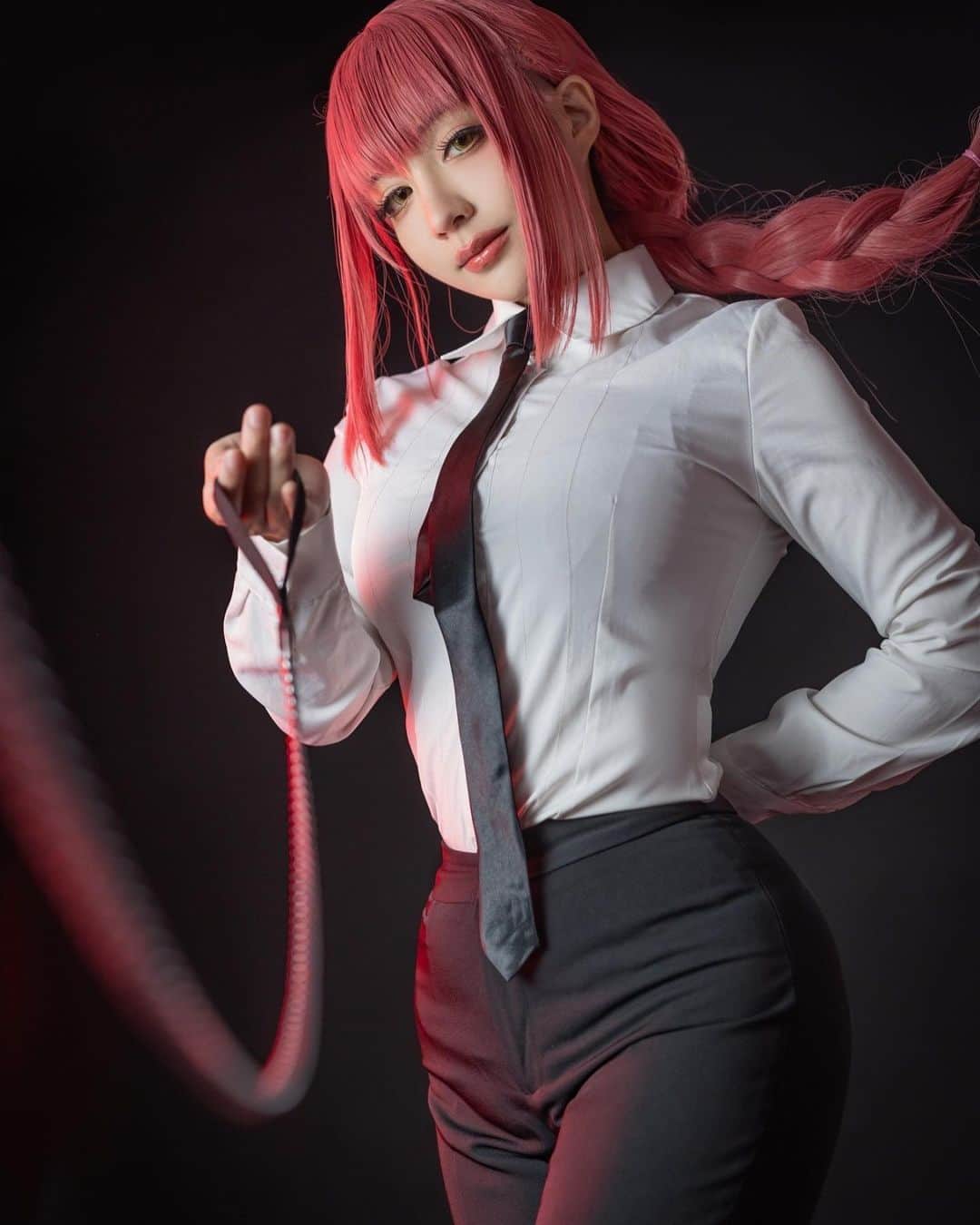 千尋のインスタグラム：「How badly do you want to be my pet? Only two days left to subscribe to my Patreon 🔗to story  #チェンソーマン  #マキマ #cosplay #chainsawman   #makima #chainsawmancosplay」