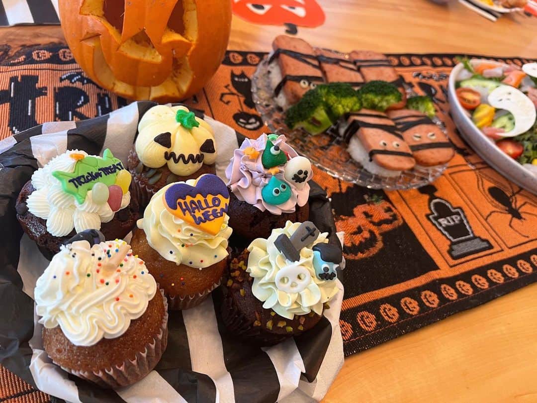 近藤千尋のインスタグラム：「🤍🎃 HAPPY HALLOWEEN 🎃🤍 1日早いハロウィン👻💕  今年もお家でハロウィンパーティー🫶🏻 カップケーキだけ頼みました🧁💕 子供たちが好きなメニューを作って 後はみんなでお揃いの仮装💀❤️ 餃子の皮でお化け作ったり、 スパムおにぎりを海苔で包帯風にして。。🍙  唐揚げは子供みんな大好きね❤️笑」
