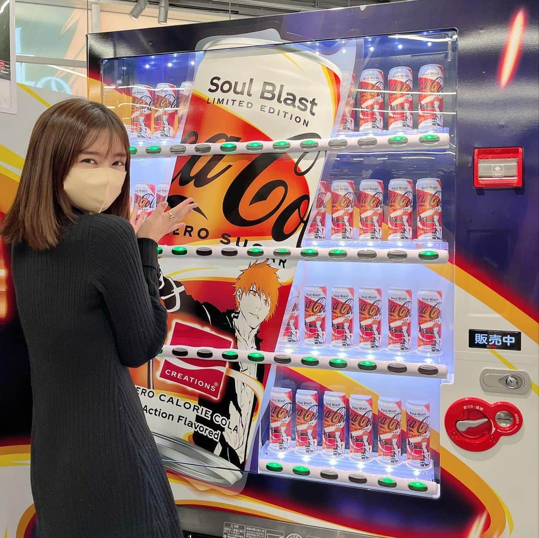 小泉遥さんのインスタグラム写真 - (小泉遥Instagram)「. . atmos新宿でやってる コカ•コーラ ×「BLEACH 千年血戦篇」の ポップアップストアに行ってきました〜☺️🧡  小学生の頃ハマりまくってたから なんだか懐かしい気分だったな…笑 コラボ自動販売機のボタン押したら 一護の音声が流れてエモかった😭👍👍  #コカコーラ #BLEACH #SoulBlast #目覚めよ最強の自分 #pr」10月30日 17時57分 - koiharu_official