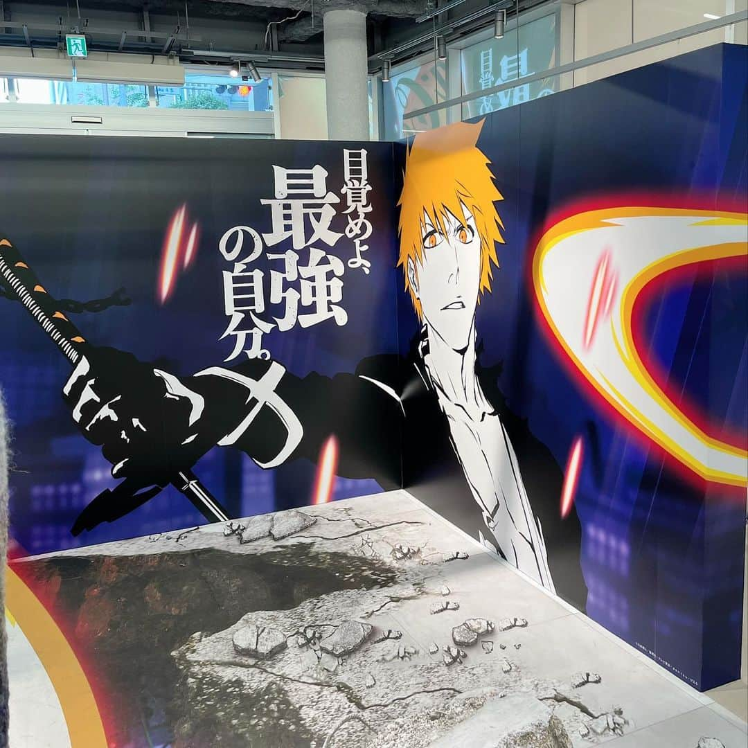 小泉遥さんのインスタグラム写真 - (小泉遥Instagram)「. . atmos新宿でやってる コカ•コーラ ×「BLEACH 千年血戦篇」の ポップアップストアに行ってきました〜☺️🧡  小学生の頃ハマりまくってたから なんだか懐かしい気分だったな…笑 コラボ自動販売機のボタン押したら 一護の音声が流れてエモかった😭👍👍  #コカコーラ #BLEACH #SoulBlast #目覚めよ最強の自分 #pr」10月30日 17時57分 - koiharu_official