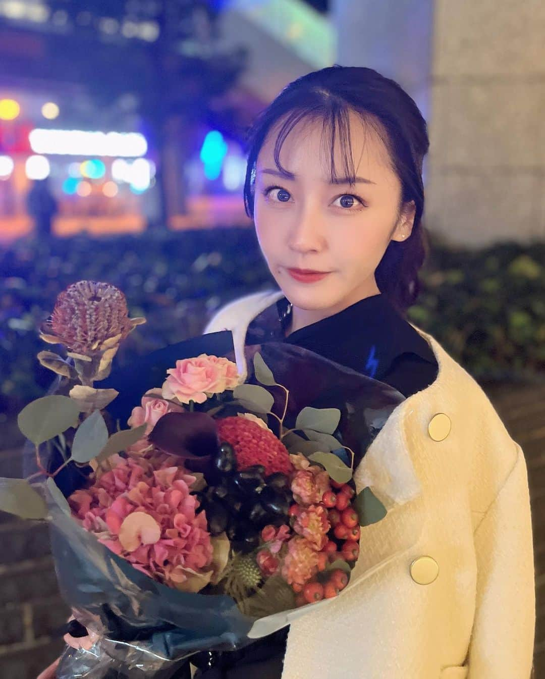 入澤優のインスタグラム：「最近お花もらうことが多い💐 嬉しいな♡  投稿にいいね♡をしてざわゆーを応援して欲しいな♡ いつも素敵なコメントありがとう😊  （セリーヌで学校用のパソコン入る大きいバック買ったらもらったの🙏❤️）  #セリーヌ  #大学院生 #大学生 #入澤優 #ざわゆー #女学生 #美麗的女人  #japan #博士課程 #漂亮的 #醫生 #優雅 #高品牌 #いいねしてね #フォローしてね  #美麗的女人 #日本偶像 #japanesegirl  #お華  #花 #flower #花束 #💐 #花束のある暮らし」