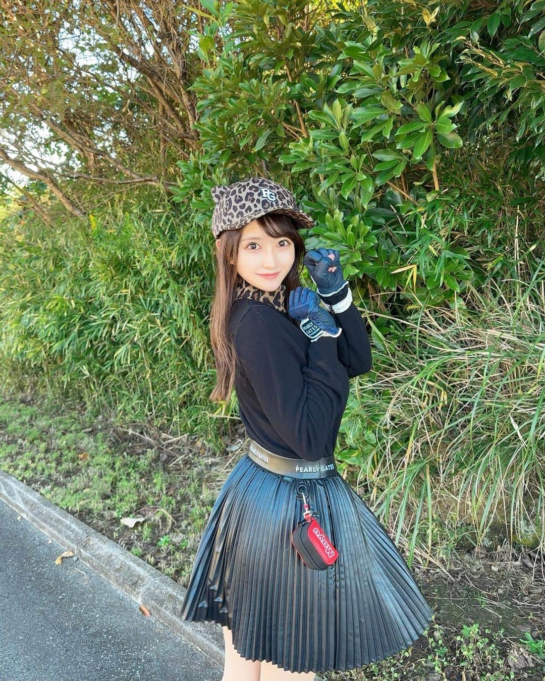 MAYUさんのインスタグラム写真 - (MAYUInstagram)「. にゃん🐾🖤🤎 . 帽子から靴まで全身 @pearlygates_official の ヒョウ柄シリーズ🐆🖤 . 帽子は耳つきなんだよ〜🥰 スカートは風が吹くとふわっとしてかわいいの🫶🏻✨ 靴下はなんとしっぽつき！🥺 6枚目を見るとわかるかな？🐆 . ちょうどハロウィンぽさもあって かわいいでしょ🎃🖤 . . #ゴルフ女子#ゴルフ#ゴルフウェア#ゴルフコーデ#パーリーゲイツ#ハロウィン#ブリストルヒルゴルフクラブ #golf#golflife#golfstagram#golfcourse#golfaddict#golfclub#golfwear#pearlygates#halloween#japanesegirl」10月30日 18時21分 - mayu.kina_golf