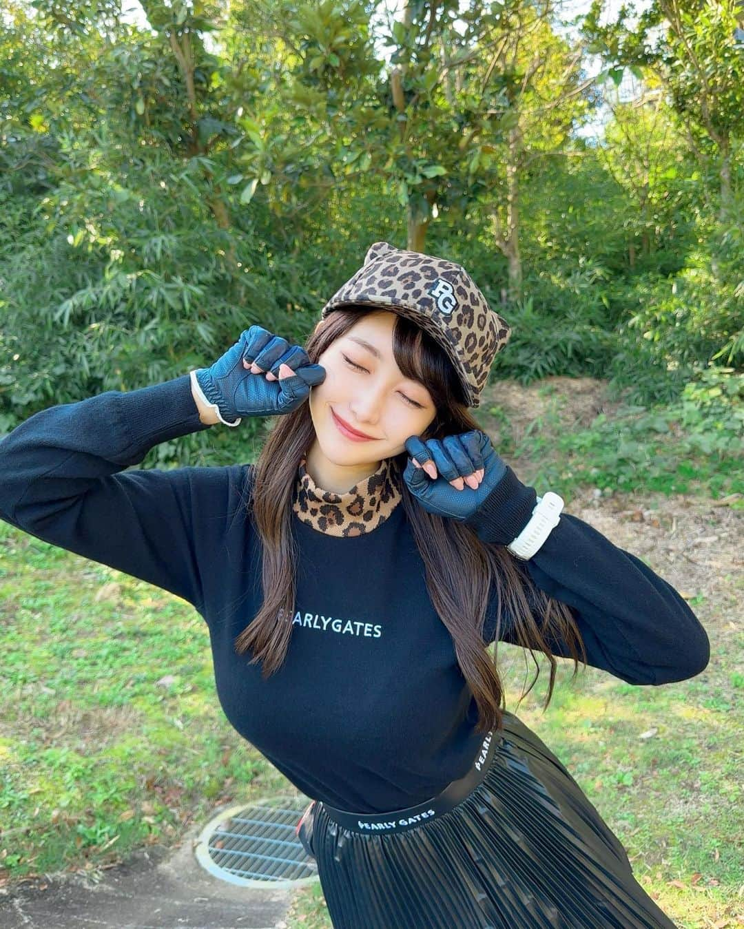 MAYUさんのインスタグラム写真 - (MAYUInstagram)「. にゃん🐾🖤🤎 . 帽子から靴まで全身 @pearlygates_official の ヒョウ柄シリーズ🐆🖤 . 帽子は耳つきなんだよ〜🥰 スカートは風が吹くとふわっとしてかわいいの🫶🏻✨ 靴下はなんとしっぽつき！🥺 6枚目を見るとわかるかな？🐆 . ちょうどハロウィンぽさもあって かわいいでしょ🎃🖤 . . #ゴルフ女子#ゴルフ#ゴルフウェア#ゴルフコーデ#パーリーゲイツ#ハロウィン#ブリストルヒルゴルフクラブ #golf#golflife#golfstagram#golfcourse#golfaddict#golfclub#golfwear#pearlygates#halloween#japanesegirl」10月30日 18時21分 - mayu.kina_golf