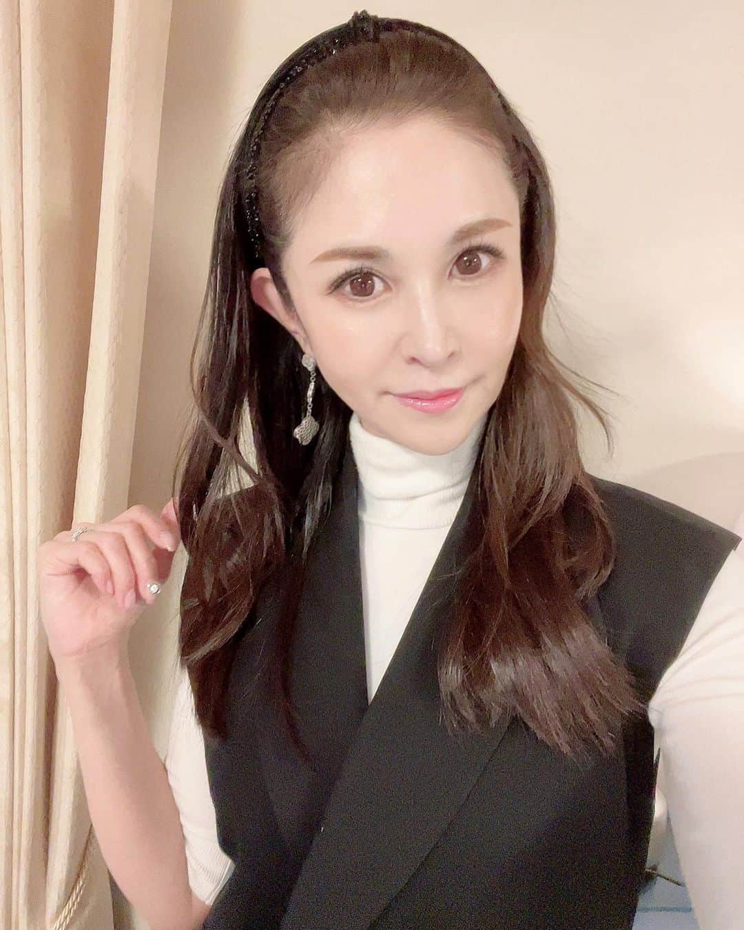 越野矢素子さんのインスタグラム写真 - (越野矢素子Instagram)「同じ髪型ばかりじゃ飽きてしまうけど 冒険出来きない私です…😮‍💨 お家にいる時はポニーテールにしたり カチューシャでスッキリさせています．」10月30日 18時26分 - loversyaso