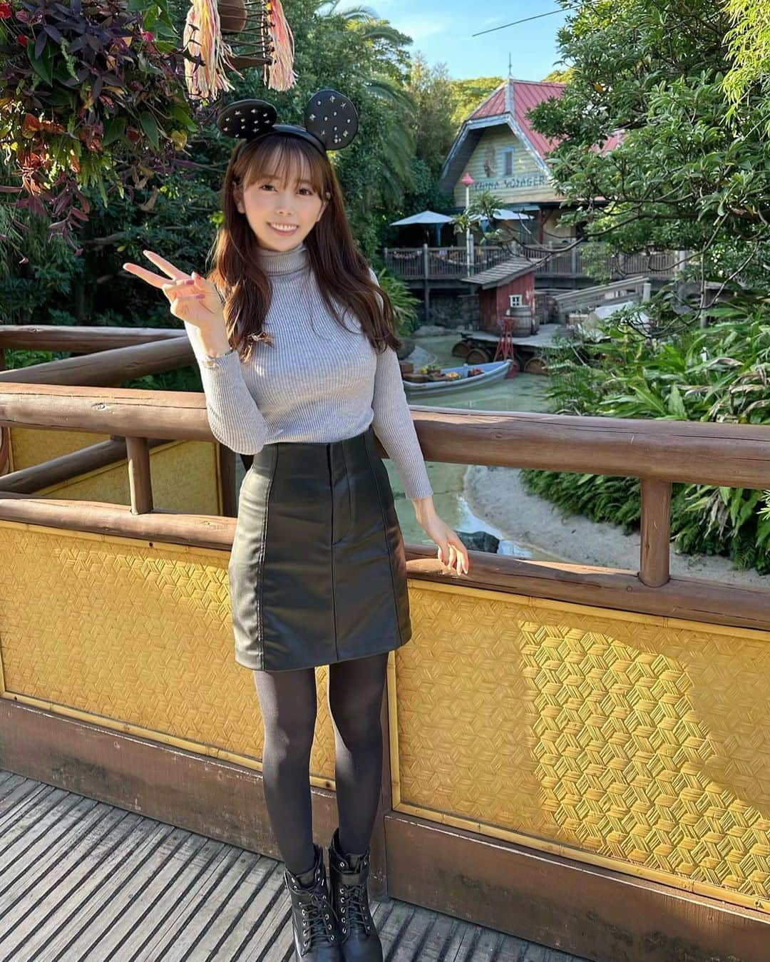 辻満里奈さんのインスタグラム写真 - (辻満里奈Instagram)「１日フライングですが、、、 ハロウィンディズニー🎃🏰🖤  今年は、なんとなくハロウィンっぽい(?)スタッズのついたレザーのミッキーカチューシャに合わせて、全身レザーコーデにしてみました🕸🕷💜 ハロウィンは、コーデを考えるのも楽しいですよね☺️  皆さんもルールを守ってよきハロウィンをお過ごしください👻✨  さて今夜１０時からのほめほめナイトでも、ハロウィン前夜ということで、ハロウィンに纏わるお話などをしています📻ぜひお聴きください🐺🌙  #ハロウィン #ハロウィンディズニー #happyhalloween #halloween #🎃 #ハロウィンコーデ #レザースカート #レザーコーデ #レザーブーツ #ディズニーランド #disneyland #セントフォース #rkbラジオ #ほめほめナイト #アナウンサー #フリーアナウンサー #辻満里奈」10月30日 18時31分 - marina__tsuji