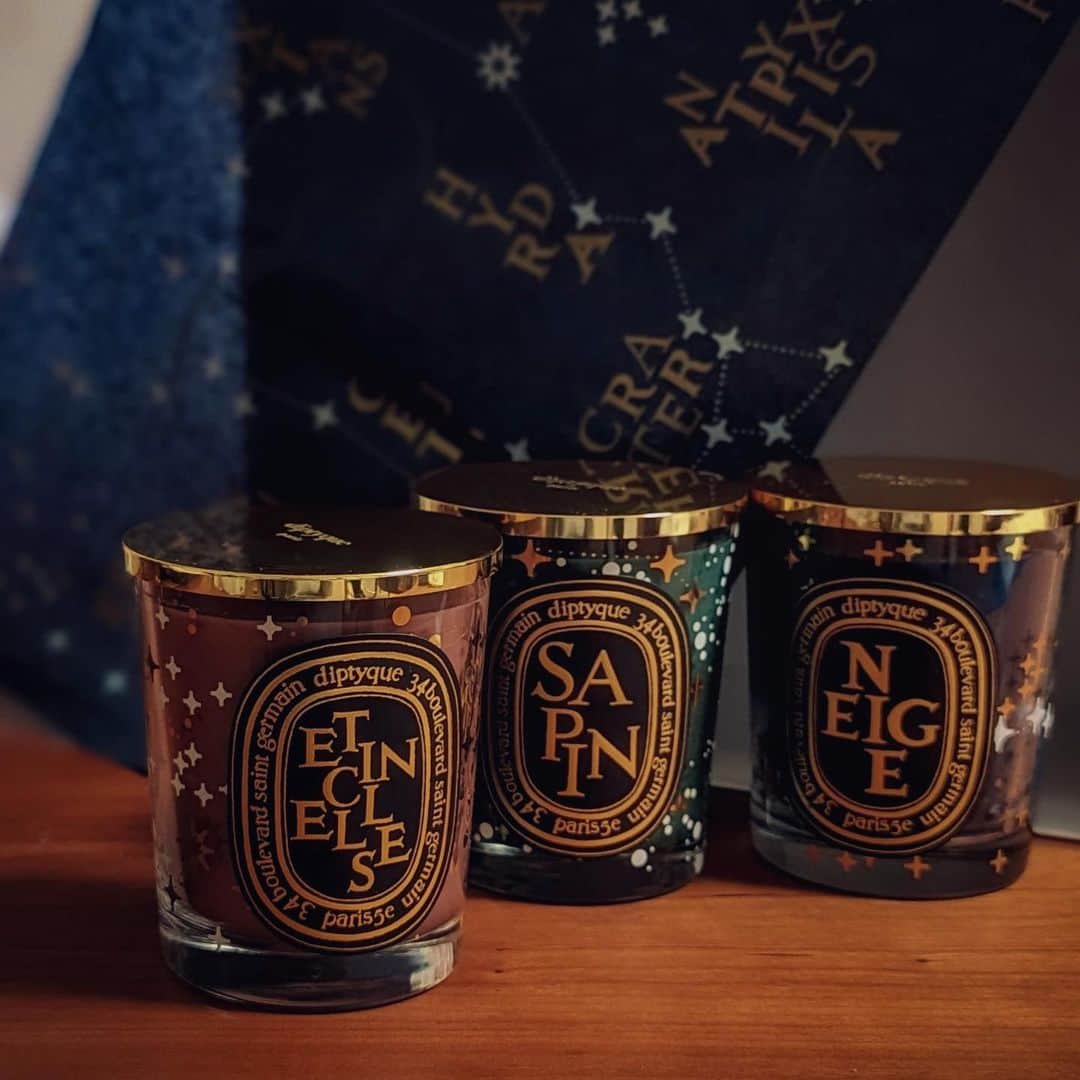 のインスタグラム：「今年も待ち望んでいたDiptyque @diptyque のホリデーコレクション。  サロン ド パルファンでも目移りしていましたが、リッド付きの限定キャンドルが3つ並ぶと何ともスペシャル。手前からエタンセル、サパン、ネージュと各々ホリデーシーズンを象徴する香りが揃いました。  中でも個人的に堪らなく好みなものが一つ。  甘い愉悦を想わせて不意に眩暈を覚える香り。リッドを持ち上げて深く吸い込めば、身体の芯に響くようなそんな香り。  皆さんはどれがお好みでしょうか。 ぜひ店頭で試して教えてください。  #diptyqueparis#holidaycollection#diptique#ディプティック#キャンドルのある暮らし」