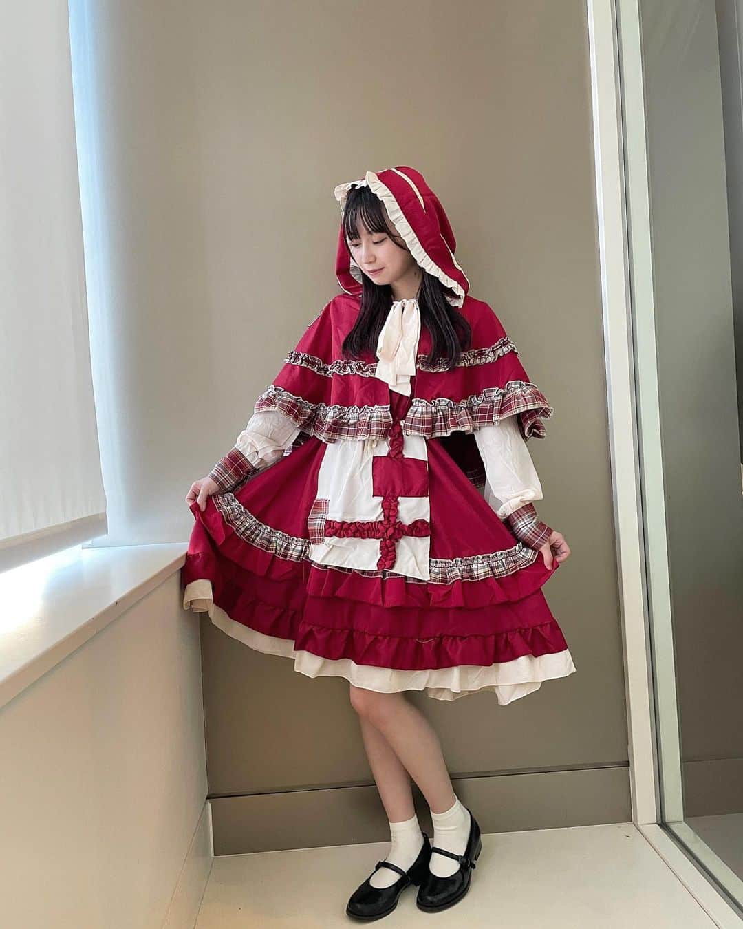 山田杏華のインスタグラム：「⁡ ⁡ お話会2日間ありがとうございました！🌷 ⁡ 今日は赤ずきんちゃんになったよ〜 ⁡ #Halloween #ハロウィン #ハロウィンコスプレ」