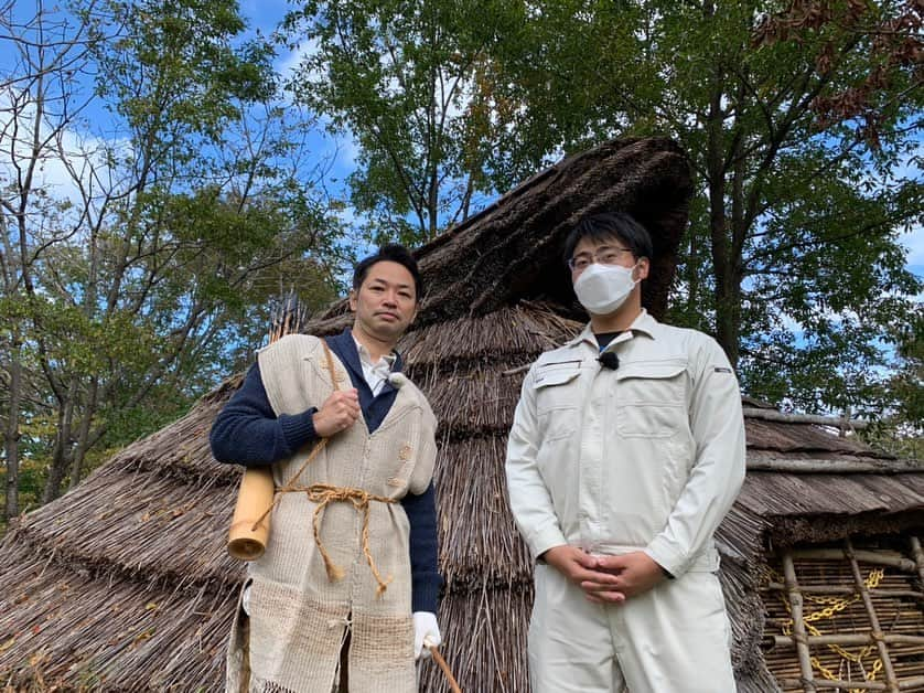 井上智晶さんのインスタグラム写真 - (井上智晶Instagram)「縄文人　井上です！  やっぱり狩りは難しい！  今日は、獲物が取れませんでした。木の実と草でも食うか…  宮古市の 崎山貝塚縄文の森ミュージアムで体験できます。  mitライブニュースの めんこいアナのイイね！で ご覧ください。  11月4日(金)放送です。  #崎山貝塚縄文の森ミュージアム #宮古市 #潮吹き穴 #めっちゃ吹いとる！ #こんなに吹いてるのは初めて #岩手めんこいテレビ #mitライブニュース #めんこいアナ #アナウンサー #井上智晶 #いいね #二重あごは気にしないでね」10月30日 18時56分 - tomoaki.mit.inoue