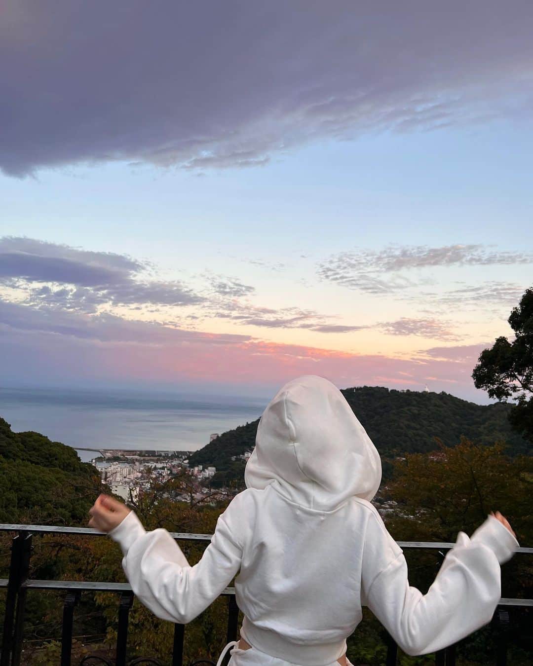 桜井美悠（みゆみゆ）さんのインスタグラム写真 - (桜井美悠（みゆみゆ）Instagram)「. いい空気...🌅  「生きることは呼吸をすることではなく行動すること」 だって💭  #miyuqlo#152cmコーデ」10月30日 19時03分 - miyumiyu1112
