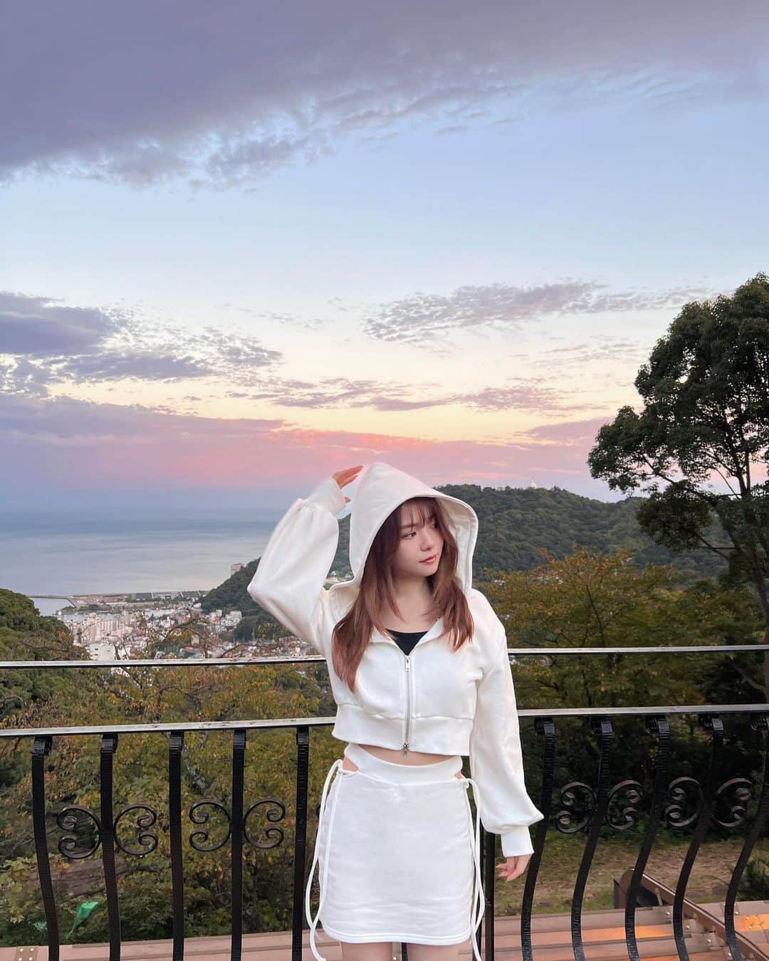 桜井美悠（みゆみゆ）さんのインスタグラム写真 - (桜井美悠（みゆみゆ）Instagram)「. いい空気...🌅  「生きることは呼吸をすることではなく行動すること」 だって💭  #miyuqlo#152cmコーデ」10月30日 19時03分 - miyumiyu1112