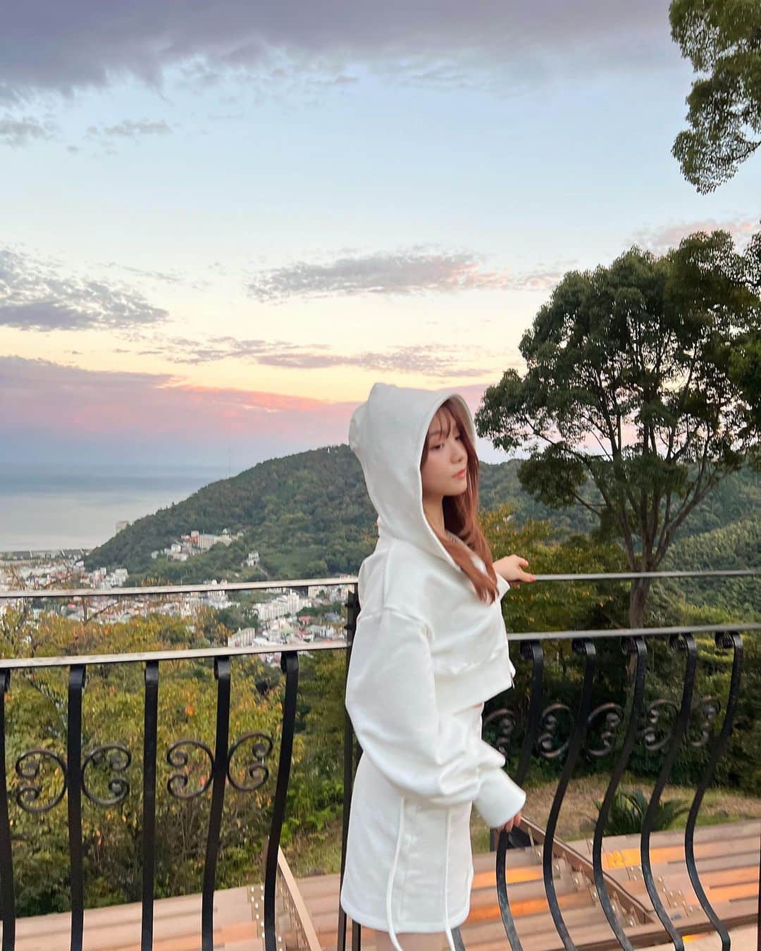 のインスタグラム：「. いい空気...🌅  「生きることは呼吸をすることではなく行動すること」 だって💭  #miyuqlo#152cmコーデ」