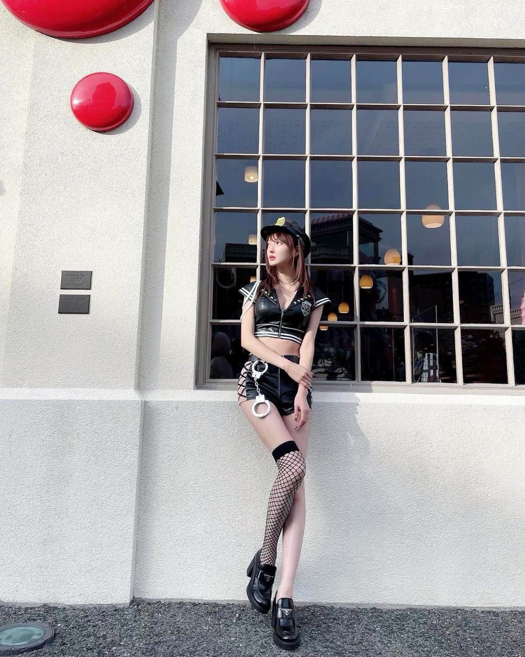 森田由乃のインスタグラム：「_ 全身こんな感じでしたん👮🏻‍♀️🕷💜 . . 網タイありなしどっちか迷って 片方ずつにした…🥺🚨笑 . . . .  #ハロウィン仮装 #ハロウィンコスプレ#ハロウィン #ポリスコスプレ#ポリス#コスプレ#ハロウィンユニバ #usj#universalstudiosjapan#usjファン#usjコーデ　 #ユニバ#ユニバコーデ#usjハロウィン#網タイツ #cosplay#cosplaygirl#japanesegirl」