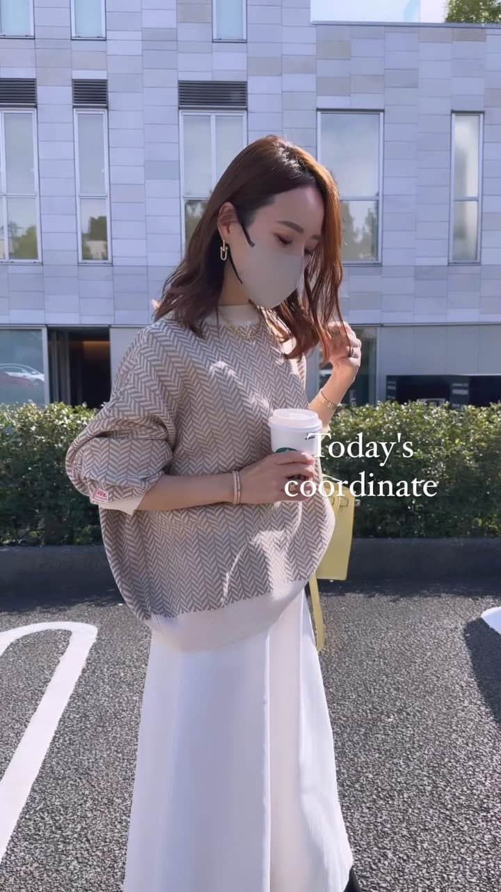 星玲奈のインスタグラム：「大好きな前後2wayニット❤️ 柔らかな配色が大人っぽいヘリンボーン柄のニットは @classicalelf_official ×JaVaコラボ😊（私はアイボリーのMサイズ着用） ボタンを前後どちらにしても着られて その時のボトムとの相性でいろいろと着まわし❤️ ボタンが大きいのもかわいいなー😙 ・ #クラシカルエルフ #classicalelf #エルフコーデ #タイアップ #java #ジャバ #uniqlo #gu #zara #ユニクロ #ジーユー #ザラ #zozo #zozotown #zozo購入品 #zozotown購入品 #ニット #ニットカーディガン #ヘリンボーン#秋コーデ #秋服コーデ #大人コーデ #大人カジュアル #プチプラ #プチプラコーデ」