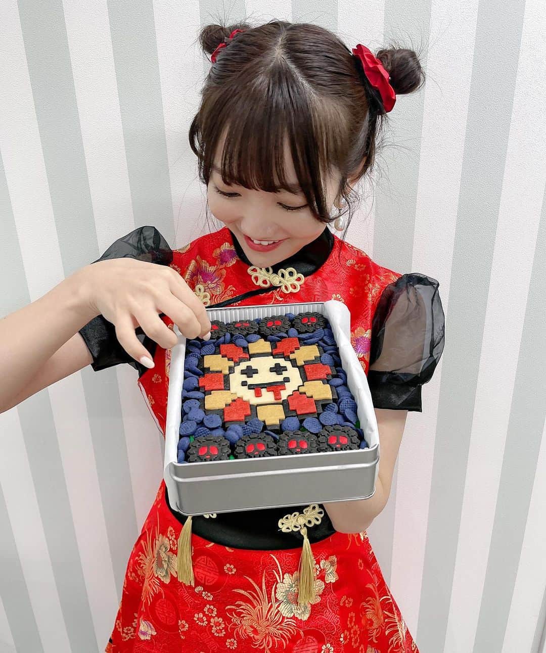 夏川愛実のインスタグラム：「⁡ 　　　 ⁡ 今日はチャイナ🇨🇳💓 ⁡ カイカイキキのクッキー缶いただいた！ハロウィン仕様🎃👻 ⁡ ⁡ #コスプレ#ハロウィン#Halloween2022#ハロウィンコスプレ #仮装#チャイナ#チャイナドレス#チャイナコスプレ #お団子ヘア#ツイン団子#カイカイキキ#クッキー缶 #ヘアカラー#newhair#ベージュカラー#オリーブベージュ #ボブ#ボブアレンジ#ショートヘア#ヘアカラー#暗髪カラー #ヘアアレンジ#外ハネアレンジ#外ハネ#秋コーデ #148cm#f4f#いいね返し#l4l#フォロバ ⁡ ⁡ ⁡ ⁡」