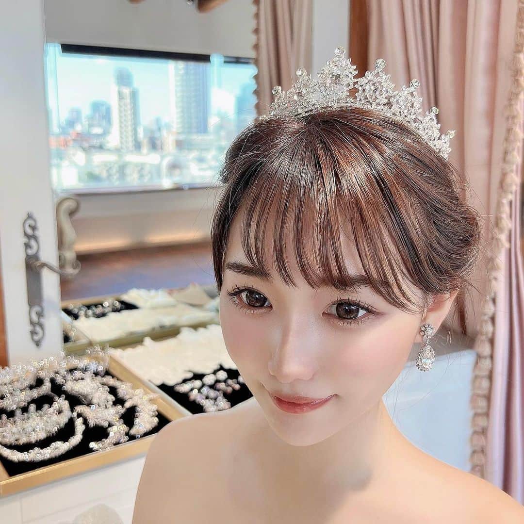 のインスタグラム：「⋆ 今週は @thehany_official さんにて お小物合わせでした🫶🏻  ティアラの形も一つ一つこだわりがあって、 イヤリング、ヘッドパーツともに とっても悩みましたが決めれました☺️🤍  スタッフの山崎さんがお話をしながらたくさんアドバイスをくれてありがたかったです𓏧🥹  ドレスは当日まで内緒𓏧 ということで、あまり見えてないお写真のみアップします👰🏻‍♀️  ドレスもまた本当に華やかで可愛いので みなさんお楽しみに〜😌笑  #プレ花嫁 #花嫁 #おしゃれ花嫁 #試着レポ #ドレスレポ #東海プレ花嫁 #結婚式 #ウエディングドレス  #ウェディングドレス試着  #ウェディングドレス選び #2022冬婚 #2022秋婚 #披露宴 #披露宴会場コーディネート #プレ花嫁 #プレ花嫁準備 #プレ花嫁さんと繋がりたい #プレ花嫁ダイエット #プレ花嫁2022 #前撮り #ウェディング前撮り #ウェディング撮影 #ウェディングフォト  #ウェディング準備 #結婚式前撮り #結婚式ドレス #小物合わせ」