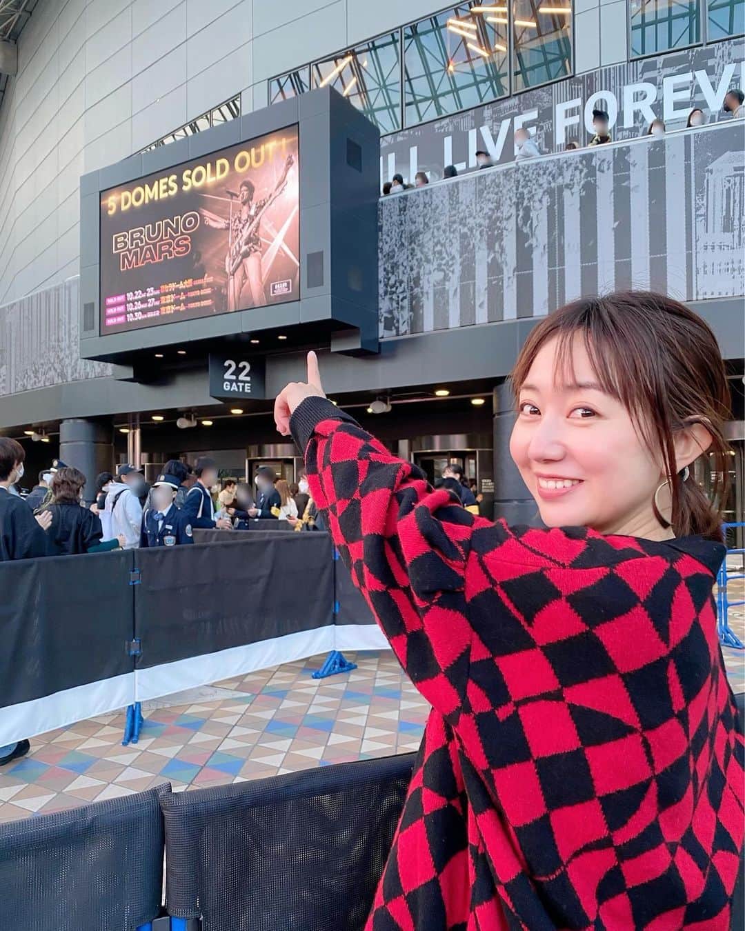 のインスタグラム：「. ブルーノマーズのLIVEに行ってきました✨ もう、かっこよすぎて…😭❤️✨👏 なぜステージを右から左に移動するだけで あんなにカッコイイの〜！？🥹 年末まで仕事頑張れる！😆💕 #ブルーノマーズ　#ブルーノマーズライブ  #brunomars」