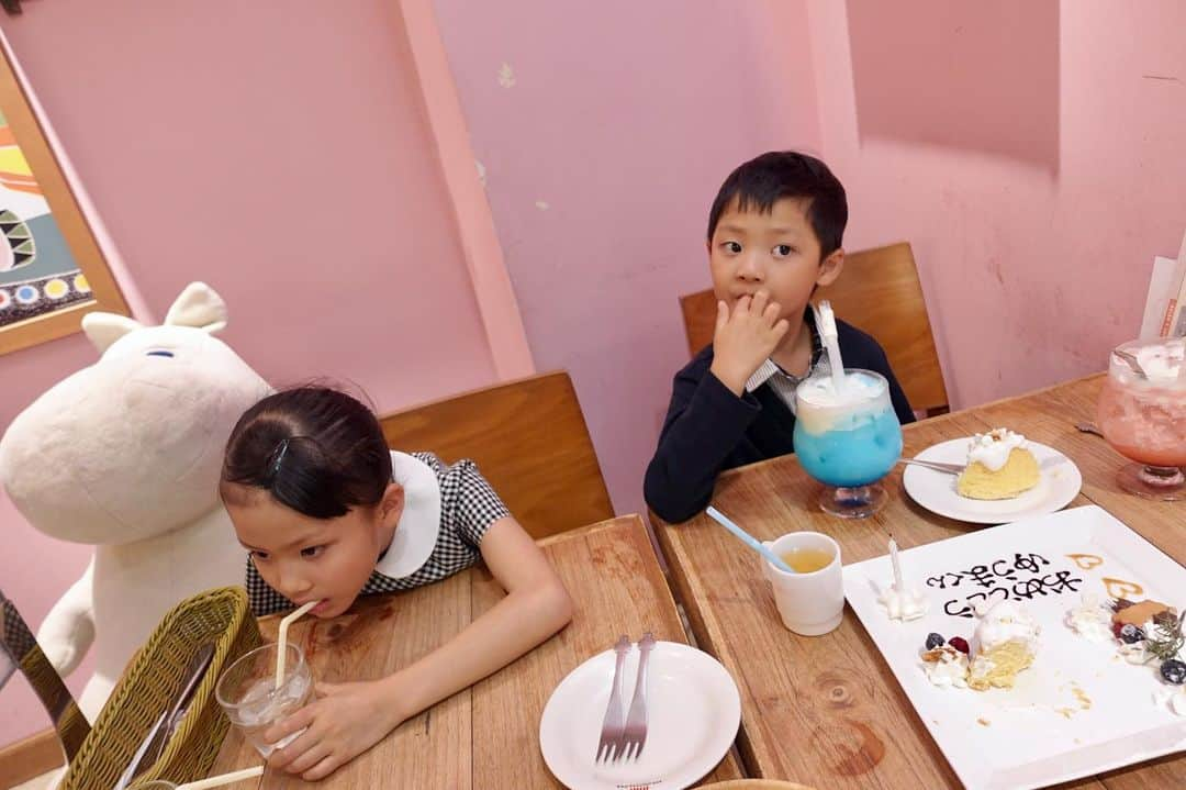 歩りえこさんのインスタグラム写真 - (歩りえこInstagram)「次に行きたいカフェはポケモンカフェ☕️ だけど、予約全然取れない🥹💦 ⁡ ーーーーーーーーーー 【ムーミンカフェ】ニョロニョロ隊がバースデーをお祝い【シングルマザーの休日】 ⁡ https://youtu.be/D8BXy6u03rw ⁡ #ムーミンカフェ　#シングルマザーの休日　#ムーミン ⁡ 写真集Amazon、楽天その他在庫一時的に切れてます❣️現在DMMのみからすぐご購入できます🌸(デジタル版は在庫切れありません。今すぐ見れます) ⁡ ◆写真集 https://book.dmm.co.jp/detail/b900zkds07393/ ⁡ ◆デジタル版写真集 ⁡ https://book.dmm.co.jp/detail/b900ykds06561/ ⁡ ⁡ 🌸歩りえこ 1st写真集 スフィア amzn.to/3GvpPSv ⁡ 🌸【特典画像４３カット付き】歩りえこ１ｓｔ写真集デジタル完全版　スフィア Kindle版 amzn.to/3yytQ6n  🌸歩りえこファンクラブ https://fanclove.jp/club/riekoayumi  ⁡ お仕事のお問い合わせ ↓ riekoayumi@gmail.com ※お仕事や案件のみ。お名前、会社名、詳細、電話番号が明記お願い致します🤲 (メールはスタッフの返信/SNSのDM返信不可です🙇‍♀️) ⁡ ⁡ #歩りえこ #グラビア撮影 #グラビア自撮り部 #グラビア #熟女 #推しのいる生活 #推し #アラフォー  #熟女グラビア #彼女感 #インスタグラビア #グラビア好きと繋がりたい #グラビア好き #熟女モデル #熟女好き #熟女巨乳 #巨乳 #童顔巨乳 #モデル #モデル募集 #モデル撮影 #モデルハウス #夏 #夏服 #夏コーデ #水着 #水着コーデ」10月30日 20時02分 - riekoayumi