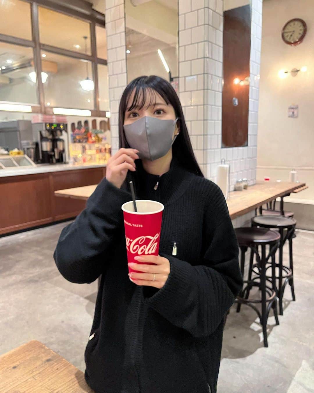 sarimaru(国木田さりまる)のインスタグラム：「スワイプすると段々近づく私🫶🏻🥤」