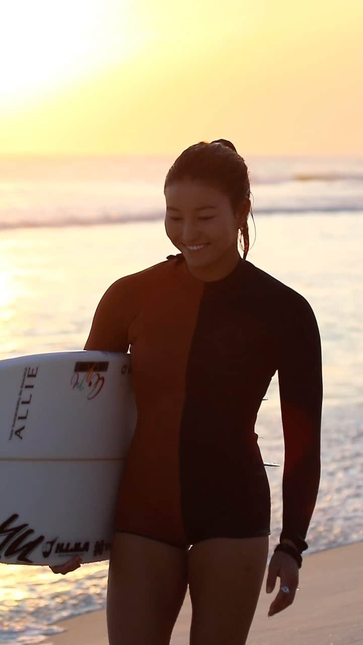 のインスタグラム：「Sunset time ❤️🌊🏜🇧🇷 @floryanezphoto   @billabongwomens @billabongwomensjp @fcs_japan @hlna.jp @niketokyo @triplecproject @whitebuffalo_official @seablink_official #yusurfboards #aerotech」