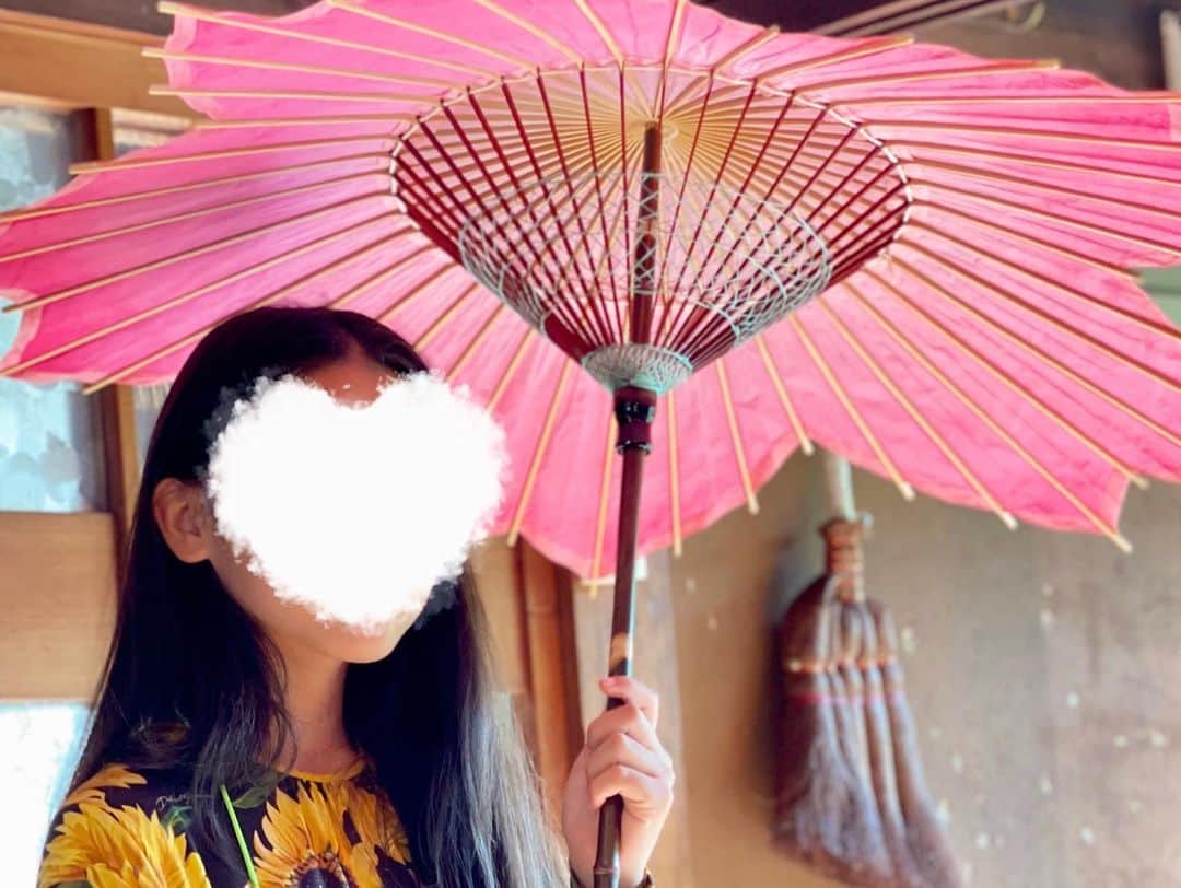 三浦瑠麗さんのインスタグラム写真 - (三浦瑠麗Instagram)「娘が活版印刷の体験をしているところ。桜の和傘は、ため息が出る。 街並みが素敵です。」10月30日 20時14分 - lullymiura