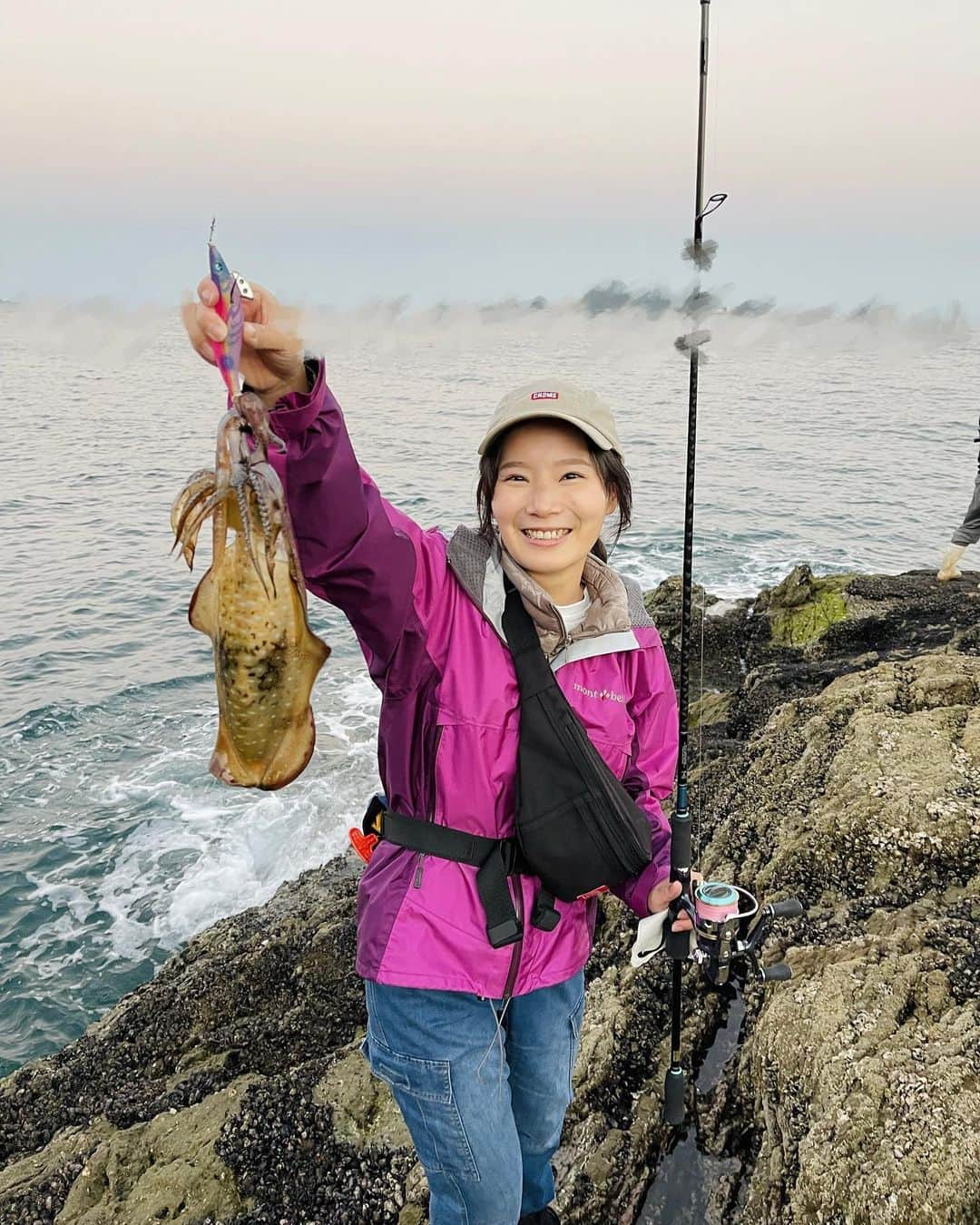 平地真菜のインスタグラム：「決定的瞬間🦑 朝マヅメ3投目くらいで来たーーー\( ˆoˆ )/ 嬉しくてワイワイしていたらイカの洗礼を受けました（2枚目）笑  アタリが分かったのかよく覚えていないのですが、違和感があって合わせたらドラグが出ていきました！  でも、まずは周りの人にバレないように 静か〜に引き寄せましたよ！  なにせビニール袋を釣った時に、 ドラグが出ていった経験があるもので😂  そしたらビニールじゃないものが引き寄せられていることが分かり、イカじゃん！と大興奮。  家に帰って測ったら393.5gと、1杯目の2倍のサイズでした！嬉しい〜  でも、今日はこの1杯が最初で最後。 奇跡の一杯でした😊  #エギング #エギング初心者 #秋イカ #アオリイカ釣り #アオリイカ #エメラルダス #daiwafishing #🦑 #eging #angler #釣り #釣り初心者 #気象予報士 #釣り女子 #長崎釣り」