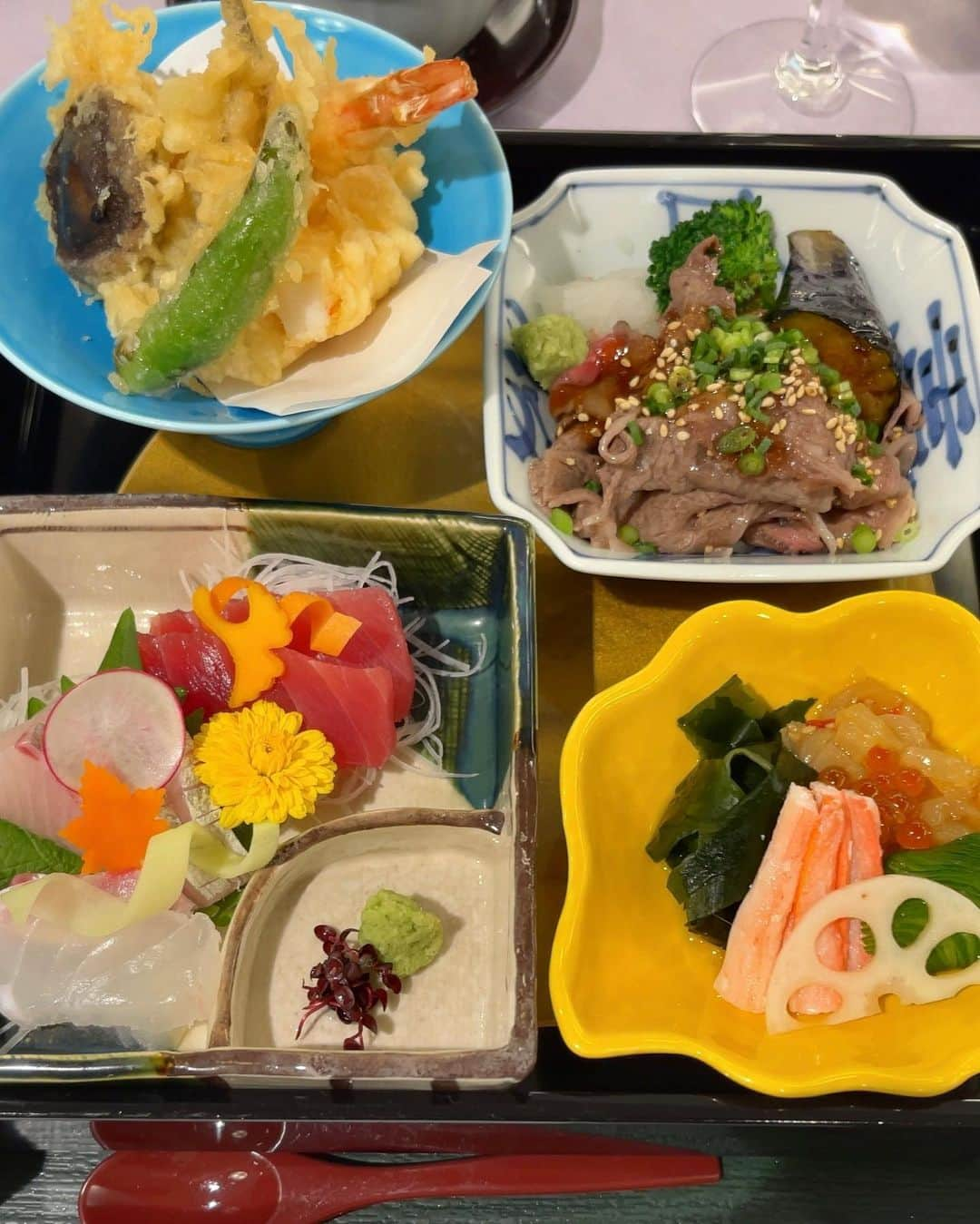 上田倫子さんのインスタグラム写真 - (上田倫子Instagram)「子供と美味しいご飯食べてきました！息子はお子様ランチ。娘は中学生なのでお子様ランチが頼めないから海鮮丼を選んでいました。久しぶりに満足する外食をしました。」10月30日 20時23分 - korinntonn