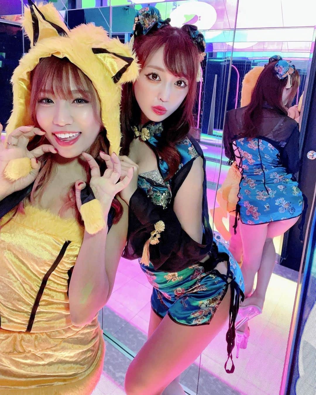 のインスタグラム：「🎃Happy Halloween  昨日はバーレスクTSで みんなでコスプレして楽しかった👻 @burlesque_ts   ピカチュウせなちゃんと TikTokも撮影したよ⚡️💛  2枚目以降はハロウィンなので 今までやったコスプレを載せました💛  オバQとエレキテル連合自分で見ても笑える😂  最後に載せた写真とムービーは さっき街中で会った 今年優勝🏆と思った仮装です😂  横断歩道手上げて渡ってるのエライ😂👏  今日から東京🗼  #渋谷ハロウィン 楽しみ🎃  #cosplay#cosplayer#japan#Halloween#halloweencostume#ハロウィンコーデ #pokemon #pikachu #名古屋#錦#バーレスク東京#バーレスクTS#コスプレ#コスプレ女子#ハロウィン#ハロウィンコスプレ#チャイナ#チャイナ服#チャイナガール#ポケモン#ピカチュウ#ピカチュウコスプレ#コーデ#ファッション#メイク#ハロウィン仮装 #仮装」