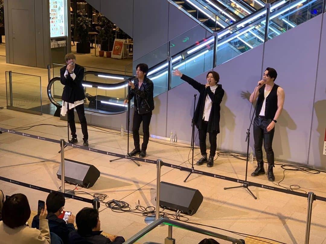 小笠原健のインスタグラム：「京橋エドグラン 無料インストアLIVE ありがとうございました‼️ 親戚の黒田さんが 北原先生とのご縁を繋げて下さって、京橋エドグランという 素敵な会場でLIVEをさせていただく事ができました🥰 黒田の叔父さん ありがとうございました☺️  少し肌寒い中、沢山のお客様にも ご来場いただきありがとうございます🥰 久々に４人揃ってのLIVEで とっても楽しかったです☺️ また12月もLIVEする予定なので 情報解禁をお待ちくださいね☺️」