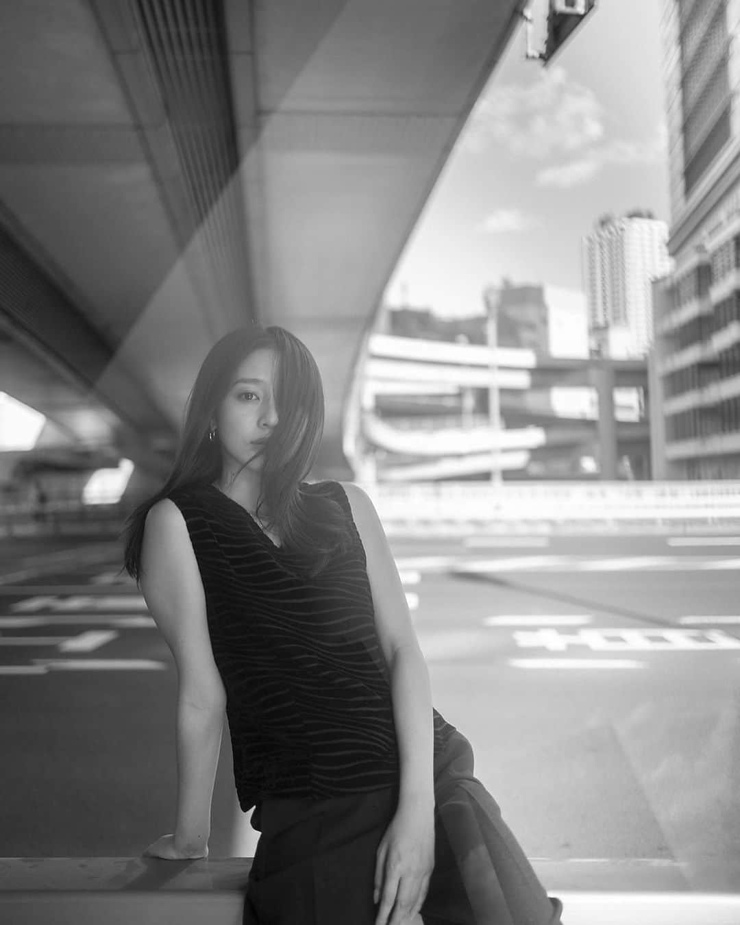 江藤百香のインスタグラム：「🖤🗼  #portrait  photo by @eijiebara」