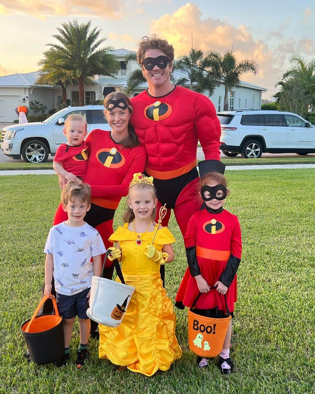 ローレン・マイコラスのインスタグラム：「Halloween 2022 my kids actually got me in a costume this year… which is a very hard thing to do lol 🕸🍁🌚🌛🍬🔮 @magic_mikolas39」