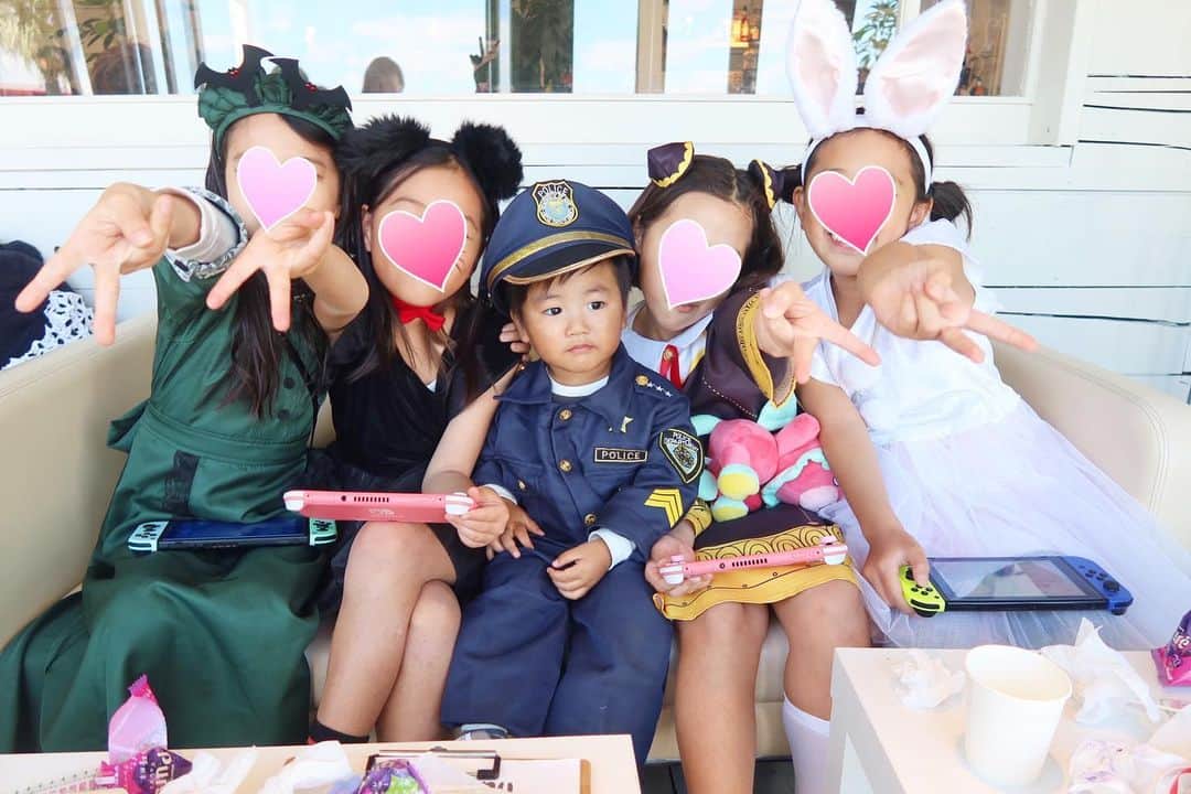 Mai Wakimizuのインスタグラム：「普段はお兄ちゃんが大好きな息子も、こんなに可愛いGALSを目の前にしたらお兄ちゃんよりGALSだよね♡笑 こっちおいでよ、と言われ照れてた。笑 "2歳のPOLICE、GALSに捕まえられるの巻♡" 恥ずかしかったのか、いつものお調子者の白目ポーズを一切しなかったと言う奇跡。笑  #2歳3ヶ月#2歳男の子#halloween#ハロウィン#ポリスコスプレ」
