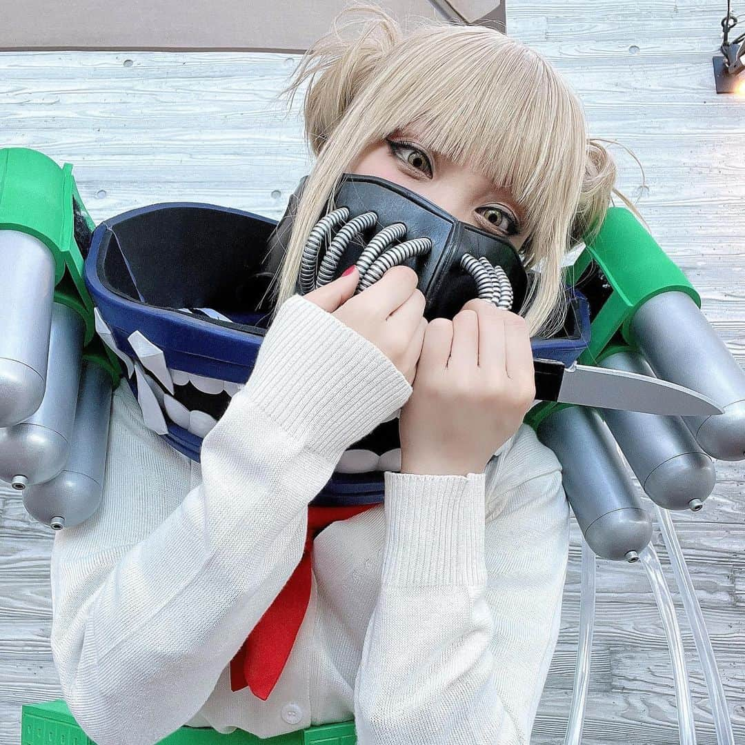 ざわちんのインスタグラム：「『僕のヒーローアカデミア』の トガヒミコちゃんのコスプレをして 池ハロ初参戦‼️🎃  どう...かな？🥹  ほんとめっちゃ緊張したよ😂✨ でも楽しかった♫  ヘアやメイクは時間が足りなくて自己評価80点🥺  この時のメイク法や 池ハロ参戦動画は明後日ごろ YouTubeで公開します💕  ぜひ観てね~🙏😘  #僕のヒーローアカデミア #トガヒミコ #トガちゃん #コスプレ #池ハロ」