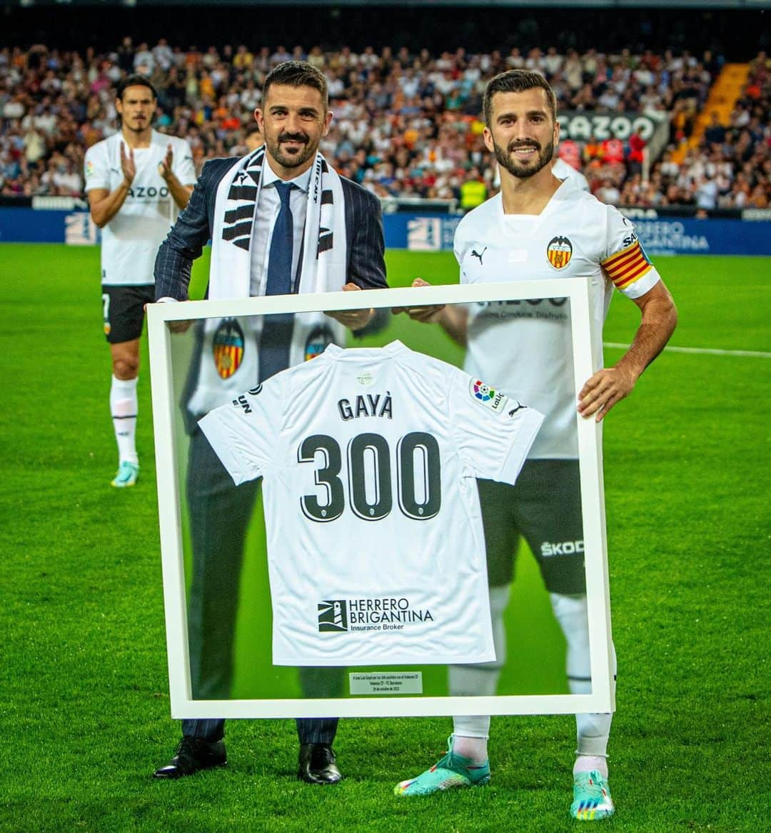 ホセ・ルイス・ガヤのインスタグラム：「Un inmenso honor recibir de mi ídolo de la infancia @davidvilla esta camiseta del @valenciacf tan especial para mi. #gracias」