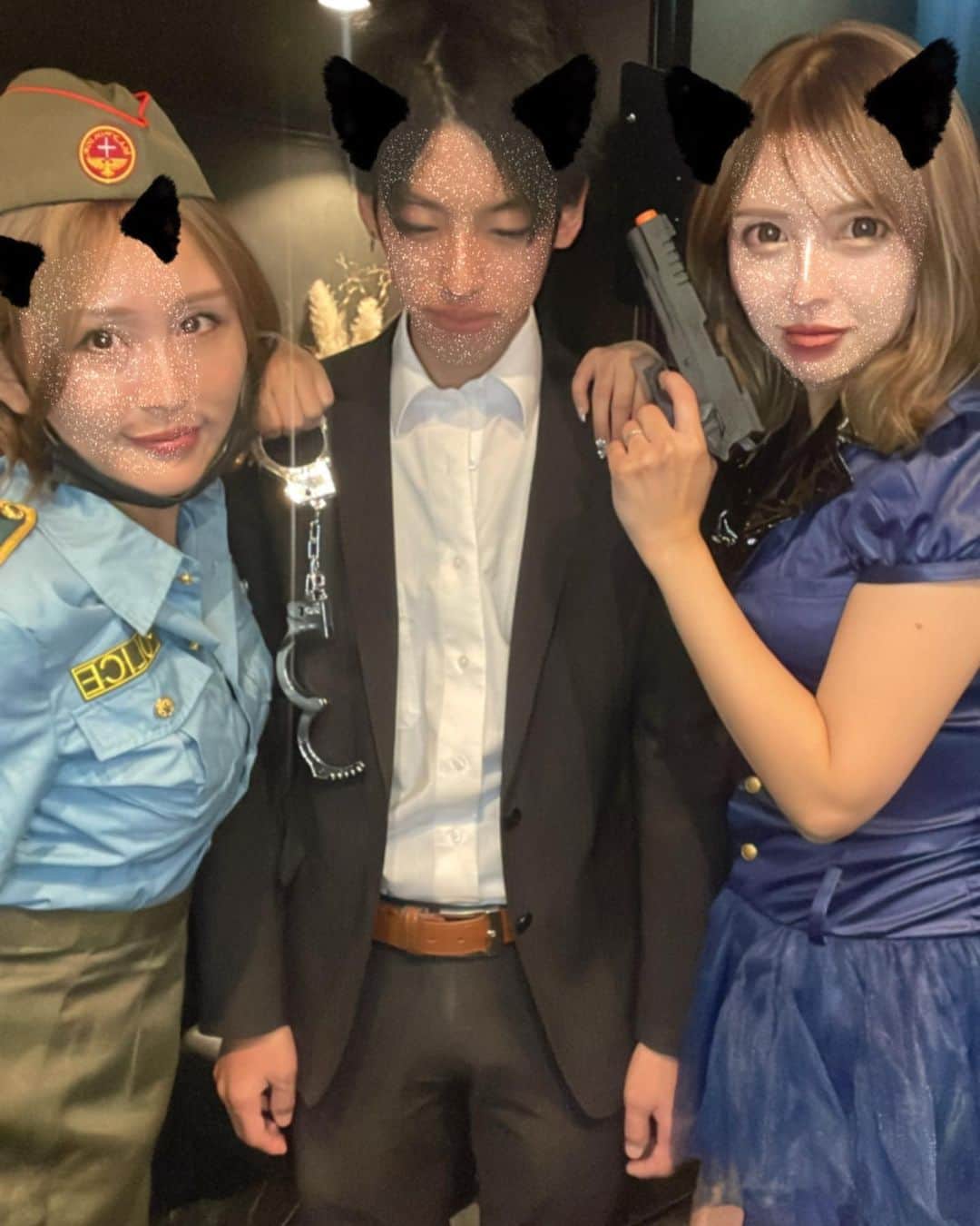 MAYAさんのインスタグラム写真 - (MAYAInstagram)「今年のハロウィンは6年前の引っ張り出してきた姉妹でポリス👮 私のは備品紛失で何かわからんって言われまくった🥱 . . #ミニスカポリス #ハロウィン #コスプレ #アメリカンポリス #姉妹 #リアル姉妹 #sister」10月30日 22時05分 - mayapi_4s2