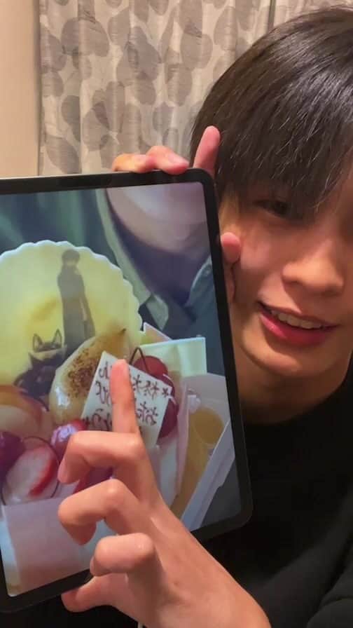 柊太朗のインスタグラム：「謎の果物のゆくえ。」