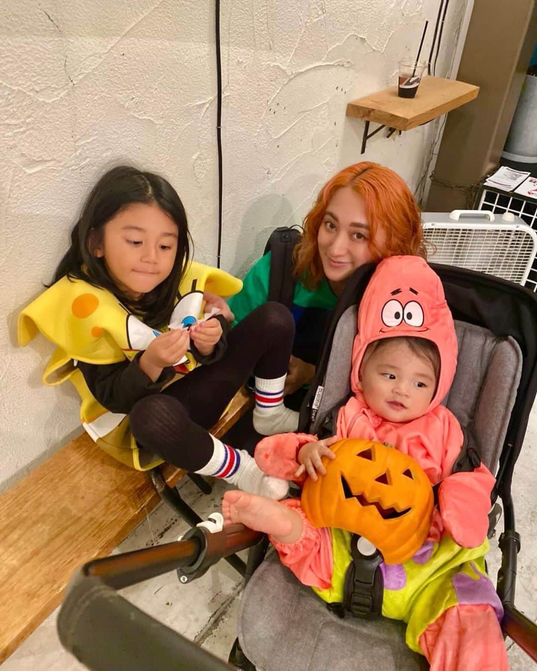 Saki のインスタグラム：「#ハッピーハロウィン 🎃👻💜  かわいい仮装した子ども達と  ぷらぷら知り合いのお店を回って#trickortreat しました🍫🍪🍭  みんなたくさんお菓子をありがとうございます🙏💜  たくさん写真撮りまくった〜📱  3人の写真って意外とレアだから 記念にUP👻🎃💜💚🧡  Thanks🌼  ヒトデのパトリックが オットセイにしか見えない🦭  じわる🦭😂  明日も着させよ➰➰🎃  #ハロウィン #スポンジボブ　#Spongebob #パトリック　#happyhalloween #halloween #kids #spongebobandpatrick  #ハロウィンコスプレ #ハロウィン仮装 #スポンジボブ仮装」