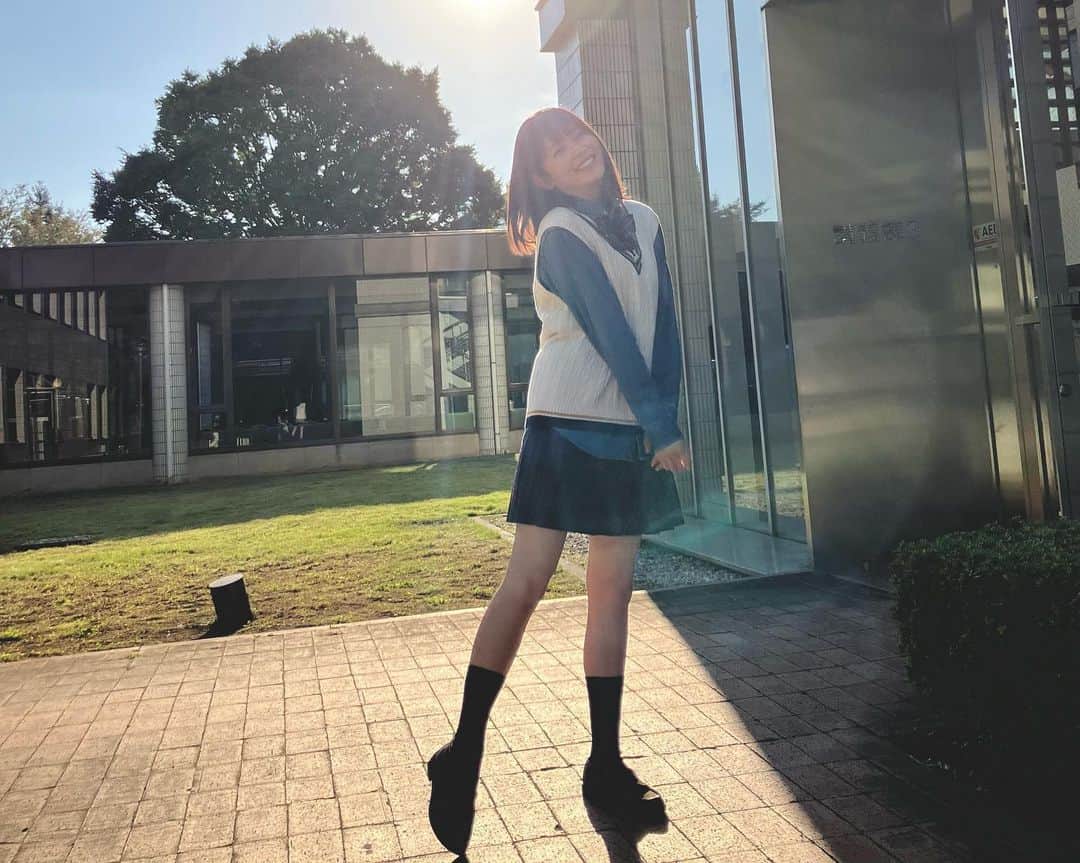 久間田琳加のインスタグラム：「青春シンデレラ🕰♡ 今日深夜、第3話が放送されます！ 3話からは学校を飛び出して、林間学校へ！ 今日はオフショットたくさん載せてみました🌼 どの写真が良いですか〜？😳 #青春シンデレラ　#紫苑のヒッチハイクトレーナー」