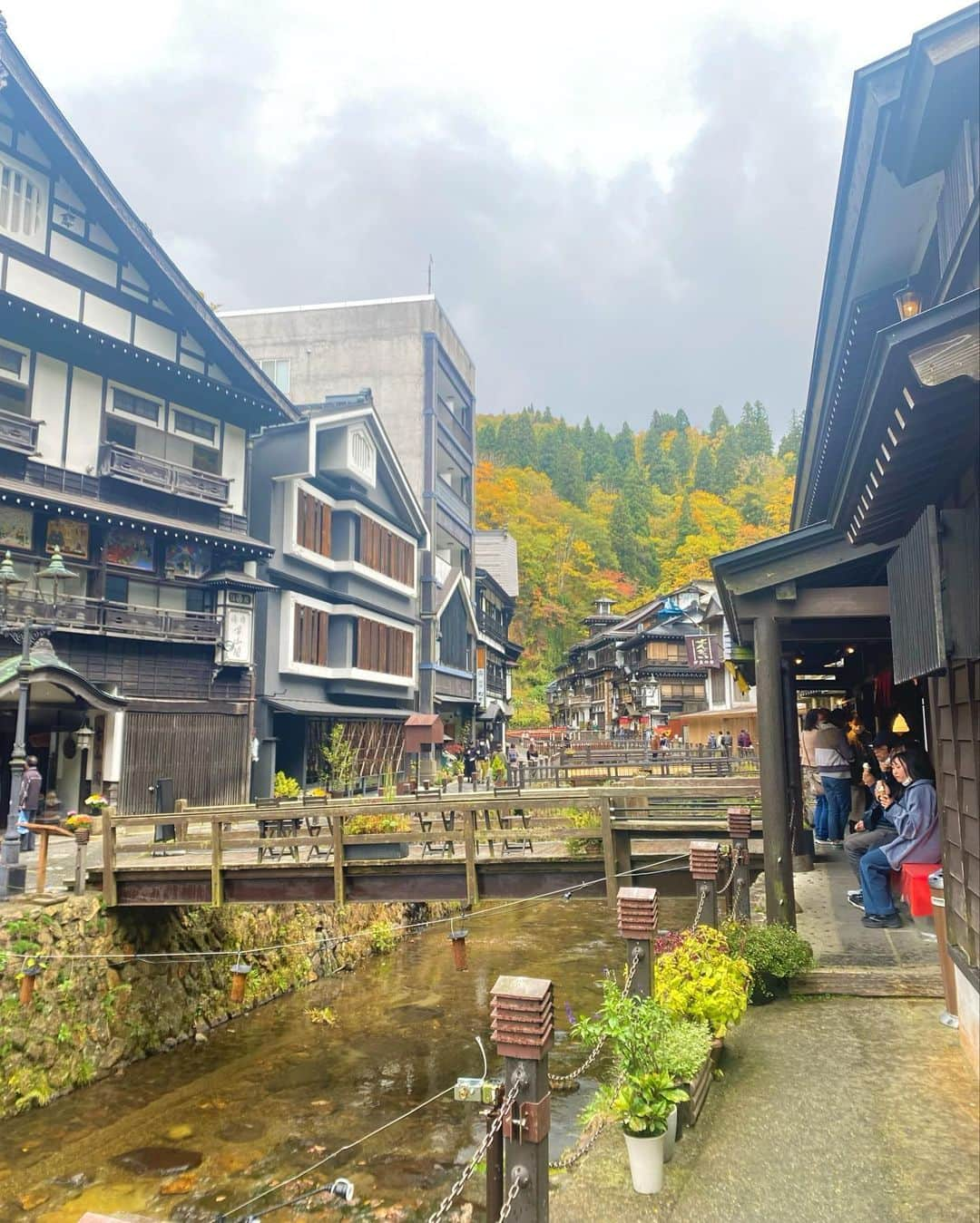 荒木沙織のインスタグラム：「陽気な2人に会いたく山形へ✈︎✈︎笑  念願の銀山温泉に行けて大満足...🤤  次は泊まりで行きたいな♨︎  幸せな休日をありがと〜☺️」