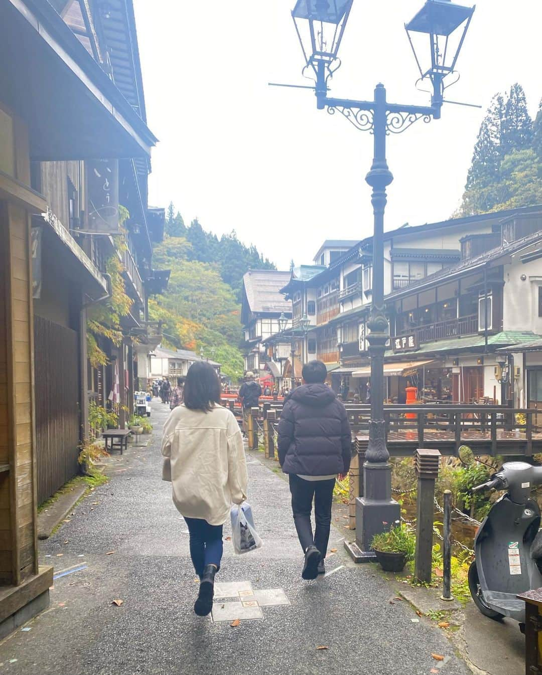 荒木沙織さんのインスタグラム写真 - (荒木沙織Instagram)「陽気な2人に会いたく山形へ✈︎✈︎笑  念願の銀山温泉に行けて大満足...🤤  次は泊まりで行きたいな♨︎  幸せな休日をありがと〜☺️」10月30日 22時14分 - sao__0813