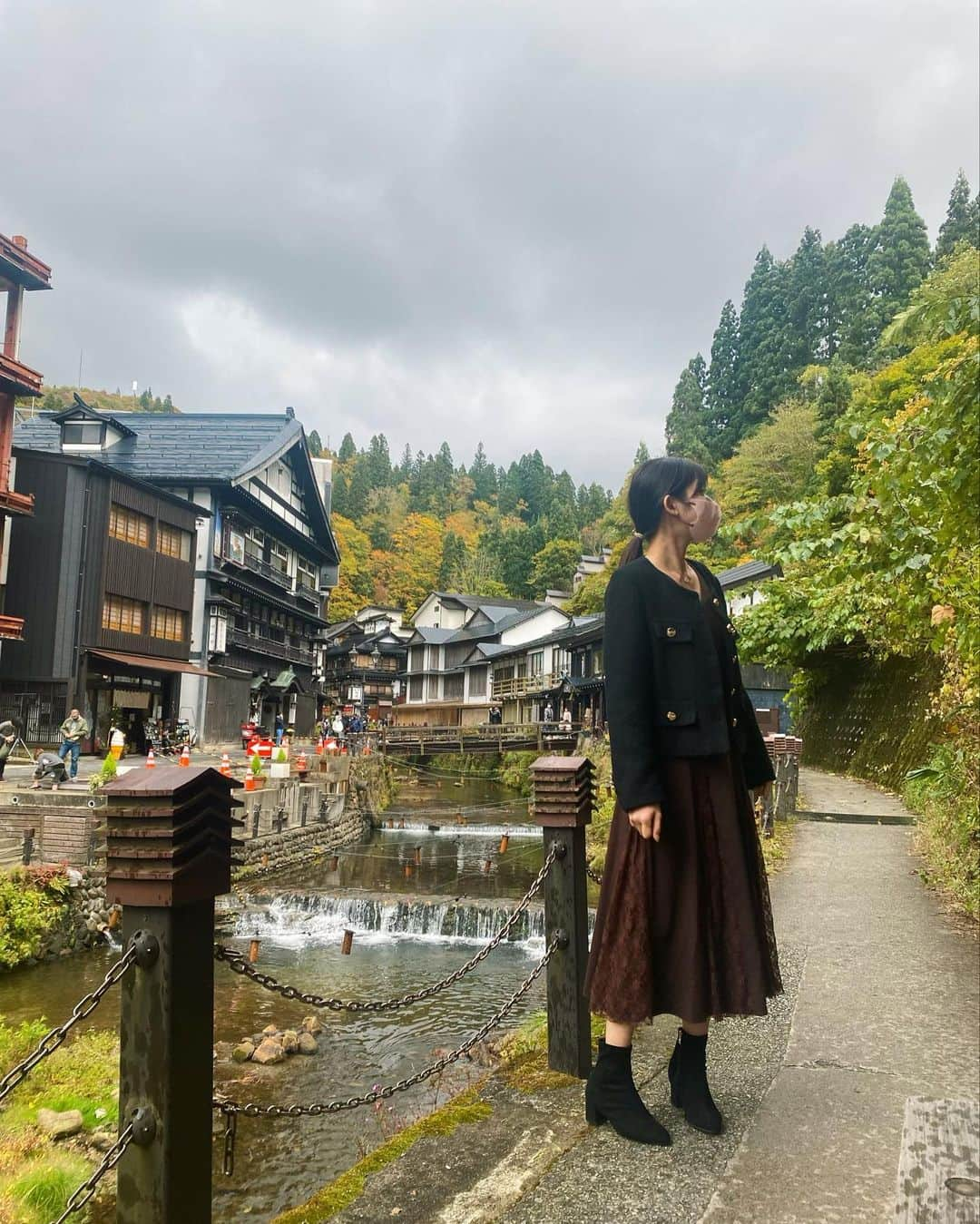 荒木沙織さんのインスタグラム写真 - (荒木沙織Instagram)「陽気な2人に会いたく山形へ✈︎✈︎笑  念願の銀山温泉に行けて大満足...🤤  次は泊まりで行きたいな♨︎  幸せな休日をありがと〜☺️」10月30日 22時14分 - sao__0813