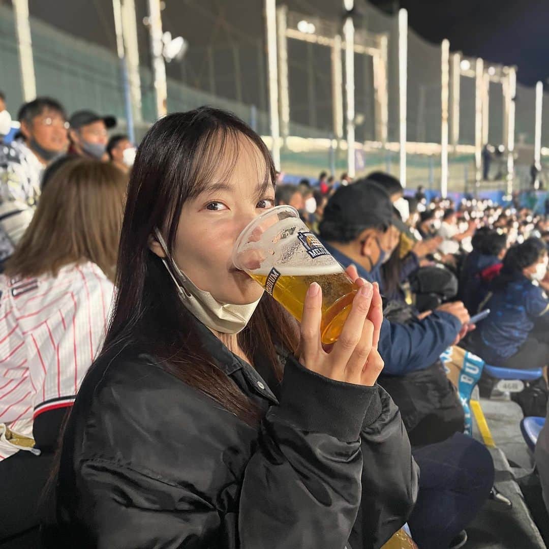 古田ちさこのインスタグラム：「🍻  オリックス日本一🏆 オリックス・バファローズ、ファンの皆さまおめでとうございます🎊  私はお友達に誘ってもらって昨日神宮に観に行っていました🏟✧˖  最後の球場ビールだ〜♬ しかもマルエフ樽生〜♫ つまみは利久の牛タン〜♬ 2杯目は寒いからお湯割りや〜♫  と浮かれて観戦🤤🍻 外野に近かったので応援も盛り上がっていて売り子さん達も寒い中沢山出ていて華やかで✨この時期にこの光景が観られることを有り難く思いました🌼  オリックスの投手力の凄さも実感！ めちゃくちゃ安定感あるね〜👏 ヤクルトの打撃力にもわくわくしたよ！  13日のイベントで皆と語り合うのが楽しみになりました🎤  ちなみにコンコースの売店に利久の牛タンがあったのと芋のお湯割りは氷もないのにカップなみなみ¥500！感動しました…♡笑  #日本シリーズ #日本シリーズ2022 #smbc日本シリーズ2022 #オリックスバファローズ #オリックス #オリックス日本一 #日シリ #日本シリーズ観戦 #神宮球場 #スタグル #スタジアムグルメ #利久 #利久の牛タン #スタグル #球場グルメ #ビール女子 #野球観戦 #野球好き #野球好き女子 #マルエフ #プロ野球観戦 #野球観戦⚾️ #明治神宮前グルメ」
