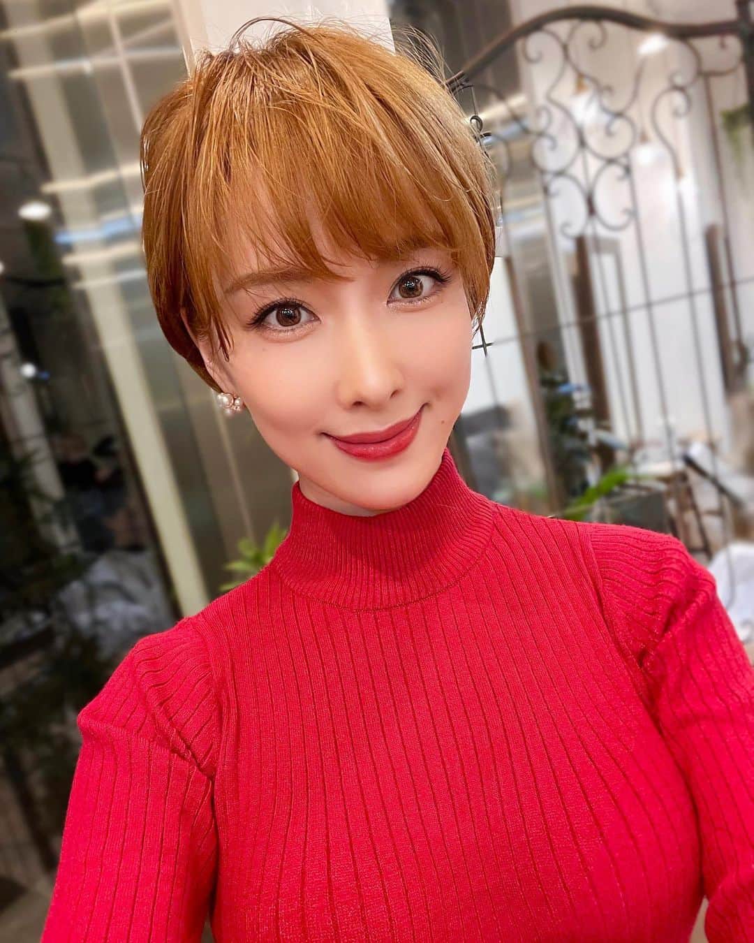 瀬戸早妃のインスタグラム：「中学生ぶりの短さにしました❤️✂️ 首の後ろがすーすー☃️✨  短めのショートカットに ふわふわのコートを着るのが今年の冬の密かな楽しみです🥰🧥🧣✨  #短めショート #ショートカット #ショートヘア #ショートスタイル  #ショート女子  #ショートカット女子  #美容院 #ヘアアレンジ #hairsalon #hairstyle」