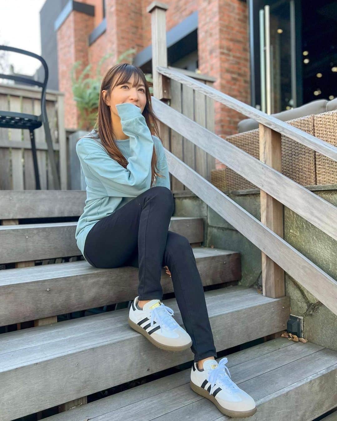 のインスタグラム：「.  "SAMBA GOLF" 👟  アディダスらしい定番カラー🖤  ゴルフの時はもちろん、普段使いにも🙆‍♀️ 練習スタイルにばっちり〜🫶  .  今日はコースで全然納得のいくショットが出なかった🌀🫠 もっと練習しないと〜🌬  .  .  #アディダスゴルフ #ずっとゴルフ #ゴルフ練習 #サンバゴルフ #スイング碑文谷 #adidasgolf #giftbyadidas #adidastokyo」