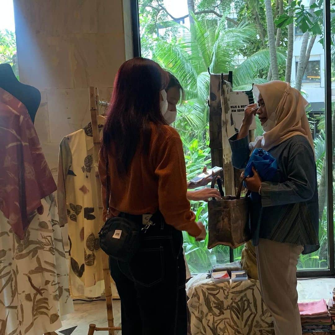マコ（山口真子）さんのインスタグラム写真 - (マコ（山口真子）Instagram)「love to see batik exhibition 🫶🏻」10月30日 22時39分 - zencloser