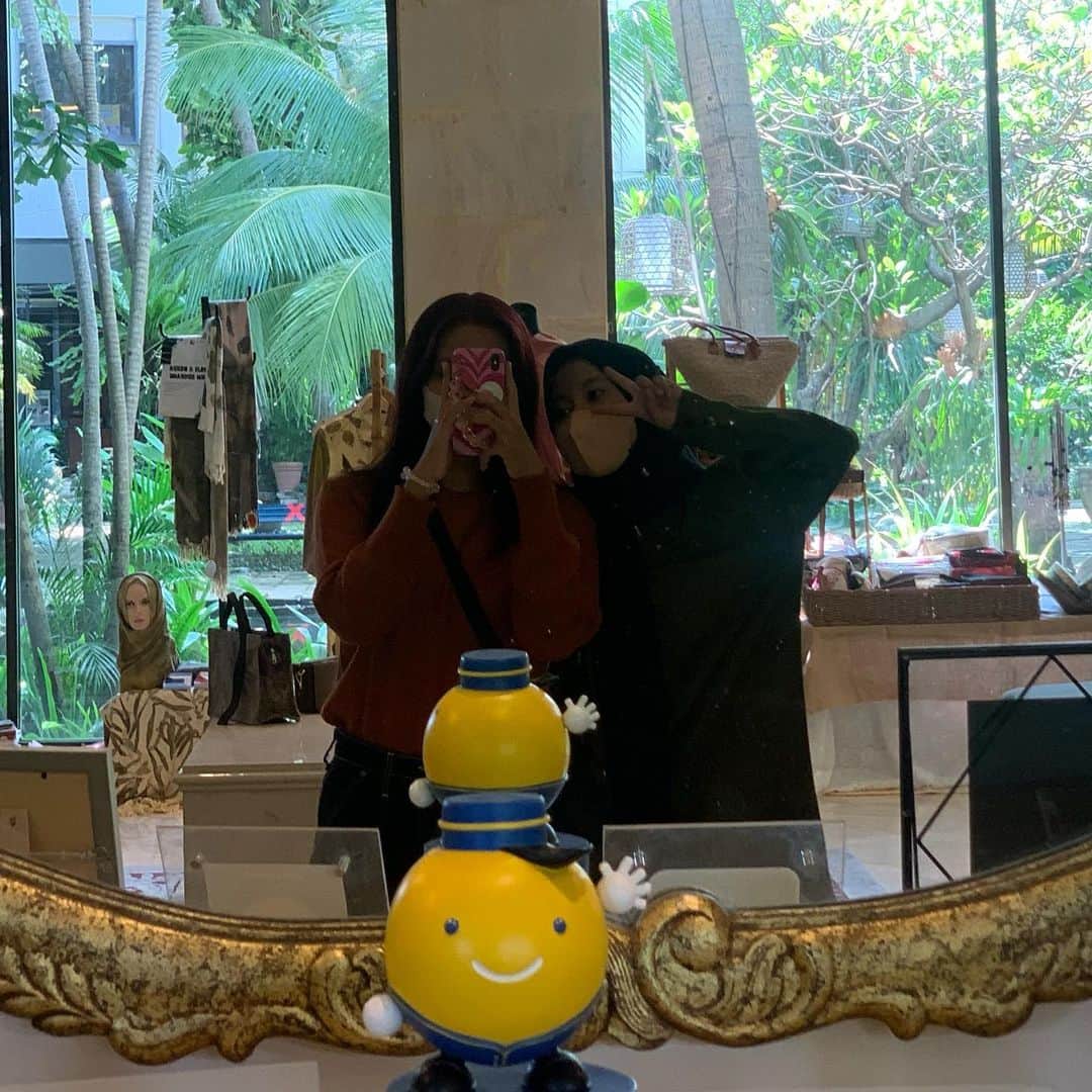 マコ（山口真子）さんのインスタグラム写真 - (マコ（山口真子）Instagram)「love to see batik exhibition 🫶🏻」10月30日 22時39分 - zencloser