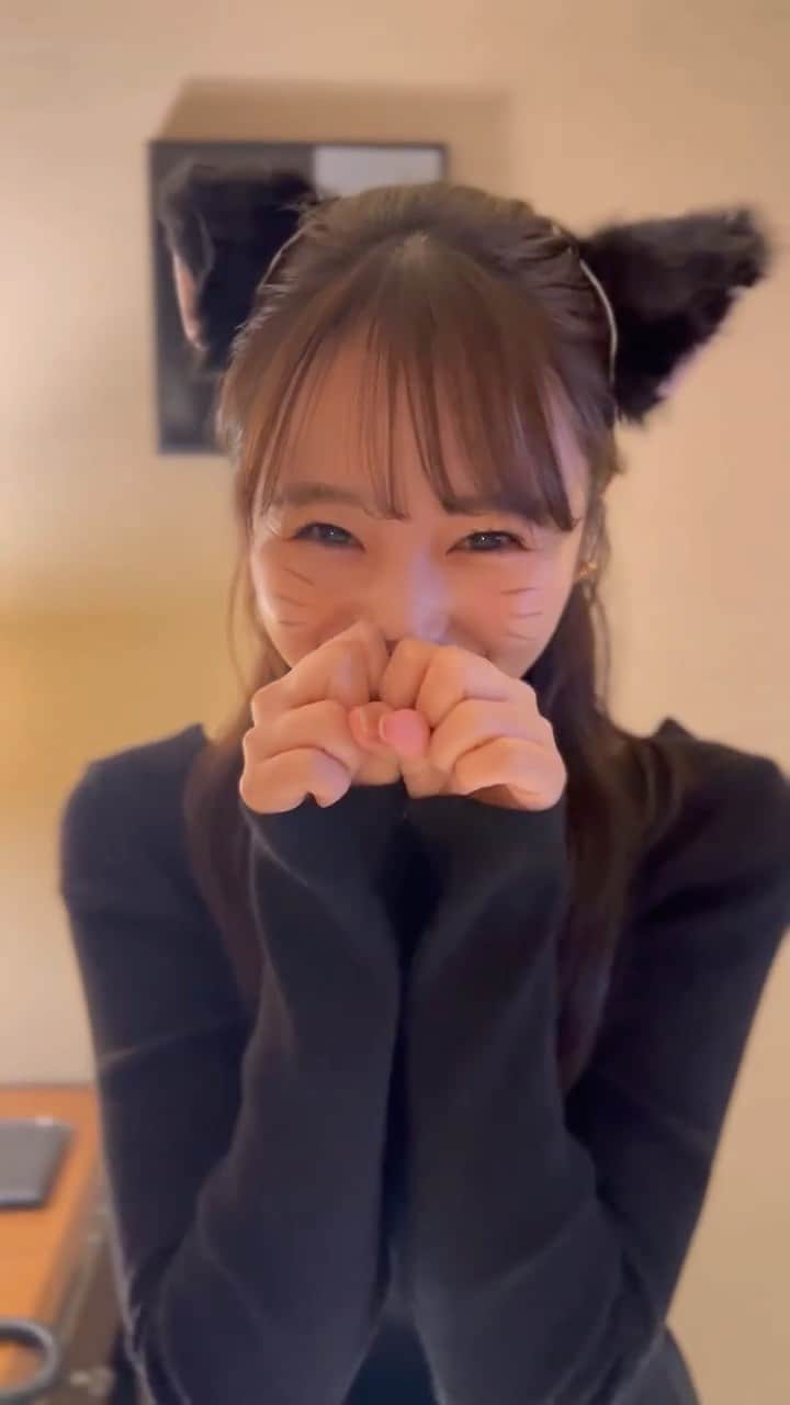 奥原ゆきののインスタグラム：「. 渋谷ハロウィン来世は行ってみたいなぁ、、 調子にのって付けてみました🐱🎃👻（毛も書いてもらった笑） 服は裏方だから目立たないように黒なだけです、笑 #ハロウィン #reels #reelitfeelit #リール #黒猫 #halloween #日常 #ブラックコーデ #黒ニット」