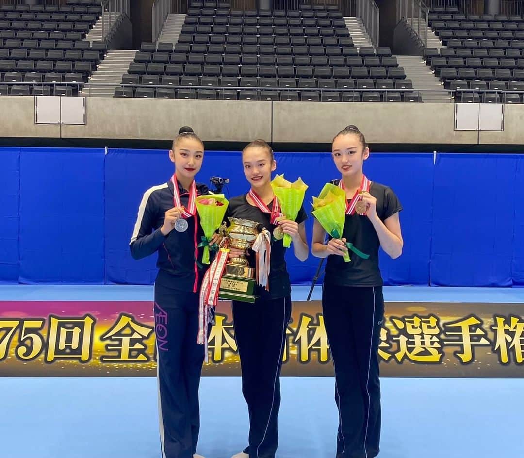 喜田純鈴のインスタグラム：「全日本ではたくさんの応援ありがとうございました😭  久しぶりの有観客でたくさんの方々に応援されながら演技することができて幸せでした。 そして種目別決勝まで４日間のハードなスケジュールでしたがたくさんの方に支えてもらったお陰で乗り越えられました！！  今までとは違うさまざまな想いや不安、プレッシャーもありましたが個人総合も種目別も優勝することができて、とても安心しています。  ４日間最高に幸せでした！🫶🫶🫶 ありがとうございました🦋」